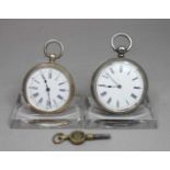 KONVOLUT DAMEN-TASCHENUHREN / pocket watches, 19./ 20. Jh., 2 kleine Taschenuhren mit Silbergehäuse,