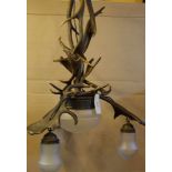 JAGDLICHE ART DÉCO - LAMPE / ART DÉCO GEWEIHLAMPE, um 1920, gefertigt aus Hirschgeweih;