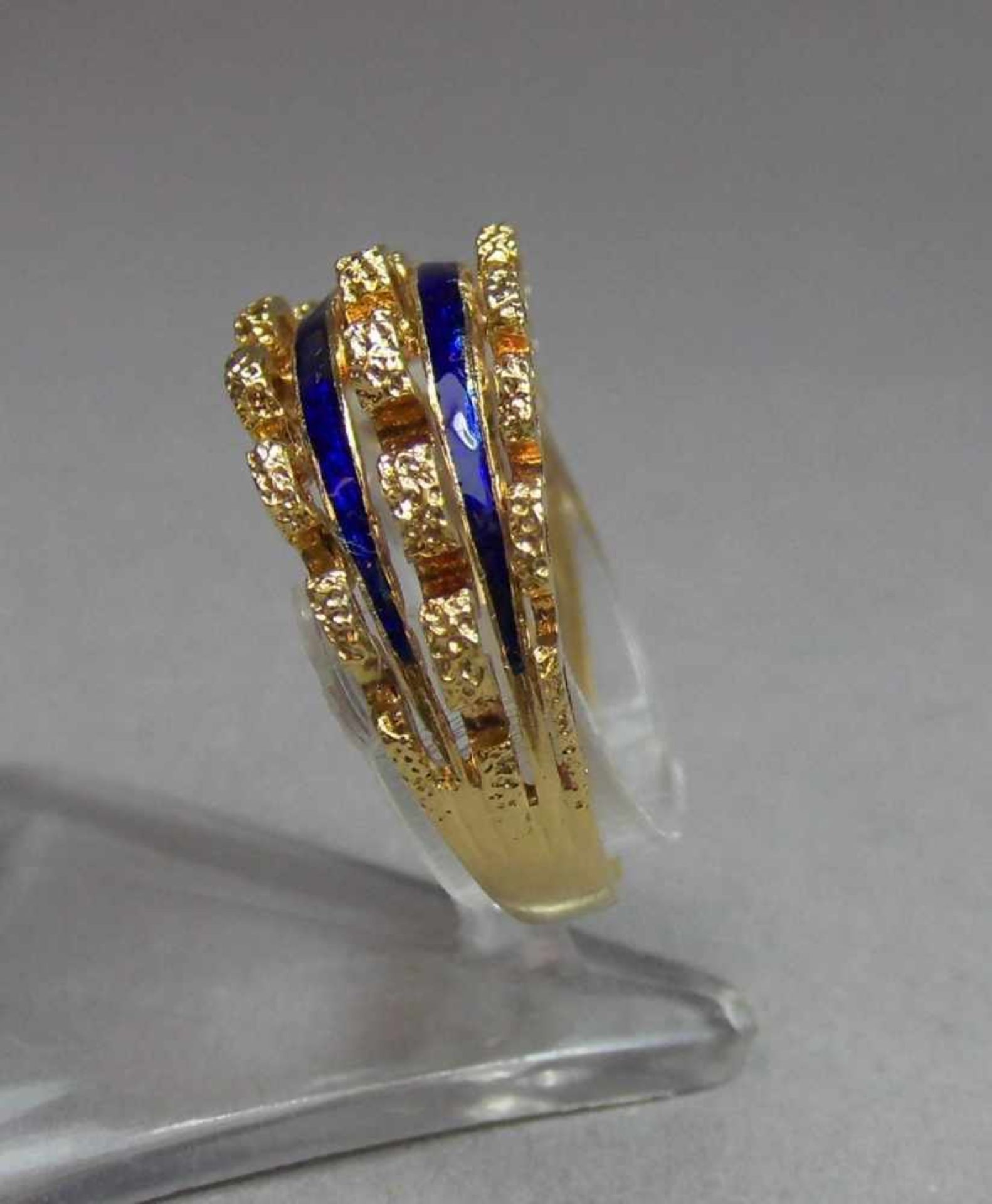 MODERNER RING, 750er Gelbgold (4,2 g) mit blauem Emaille-Dekor. Ringkopfbreite 9 mm. Ring-Gr. 51. - Bild 2 aus 4