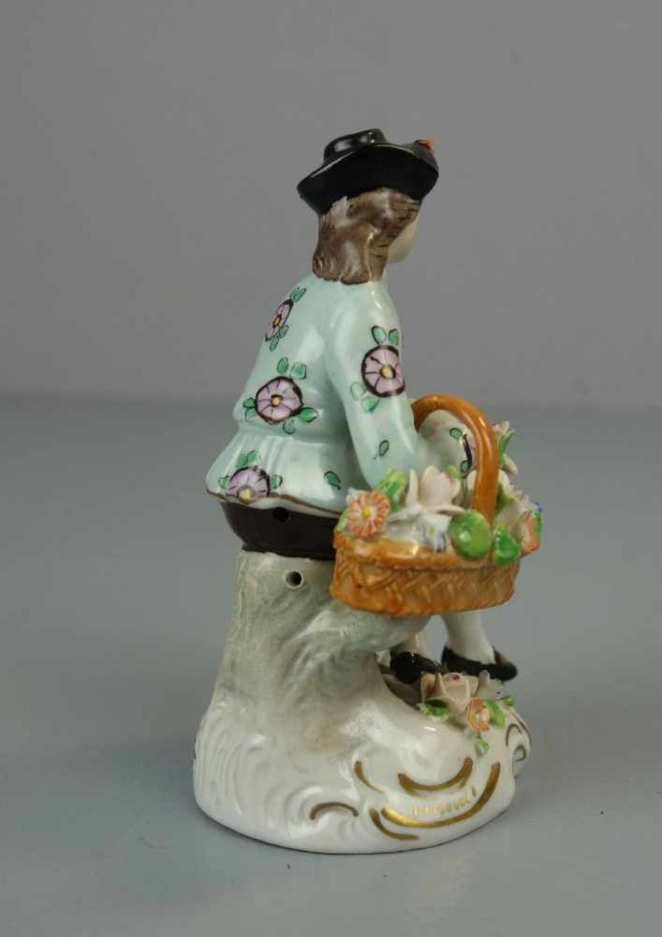 PORZELLANFIGUR / porcelain figure: "Gärtner / Edelmann mit Korb", Porzellan, 20. Jh., polychrom - Image 3 of 4