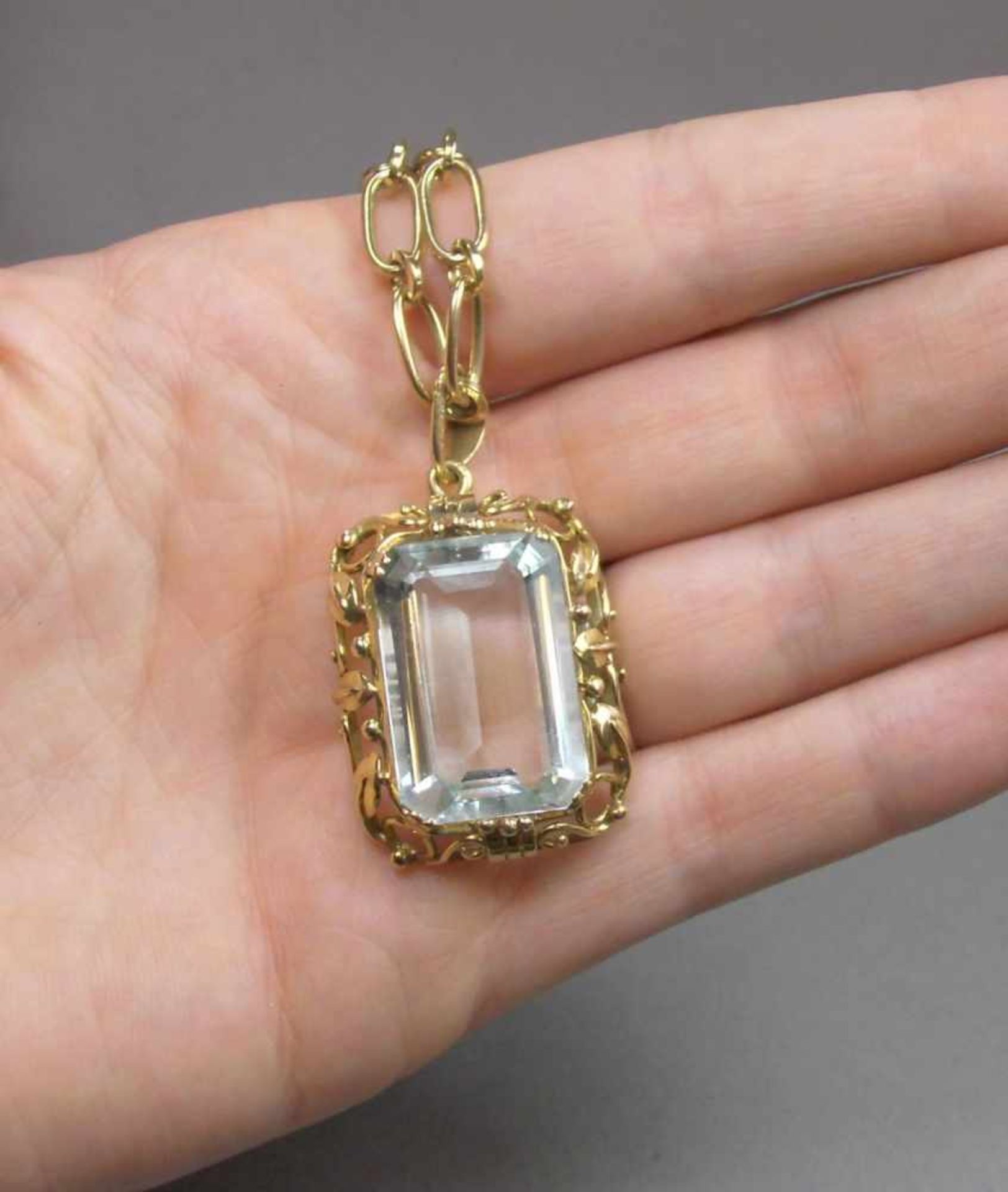 GROSSER AQUAMARIN AN GOLDKETTE / pendant and necklace. Aquamarin in durchbrochen gearbeiteter - Bild 5 aus 5