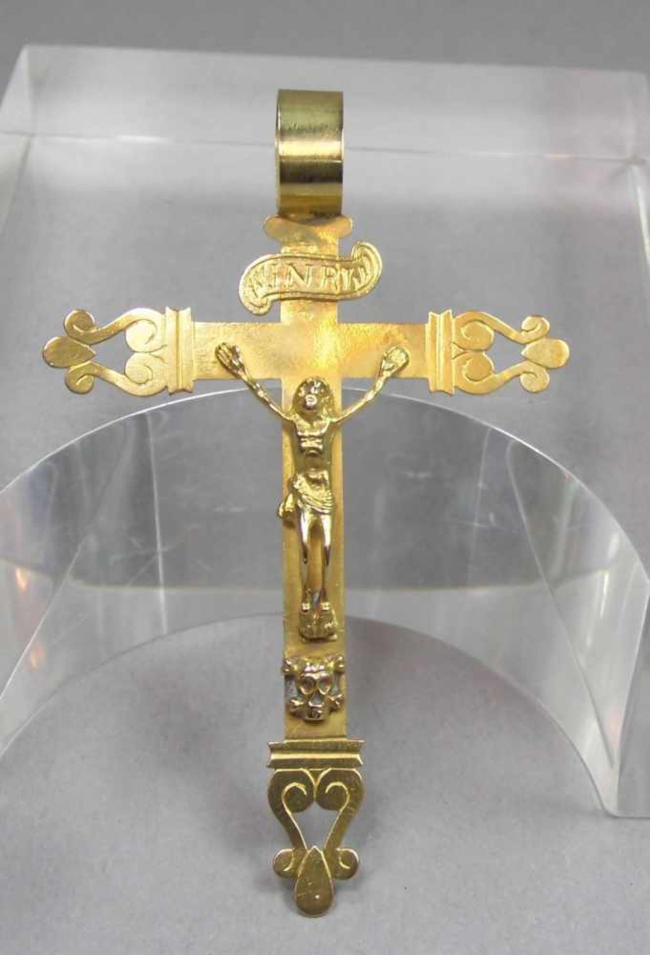 GROSSER KREUZANHÄNGER mit Corpus Christi, 750er Gelbgold (4 g), 19. Jh., zweimal unleserlich