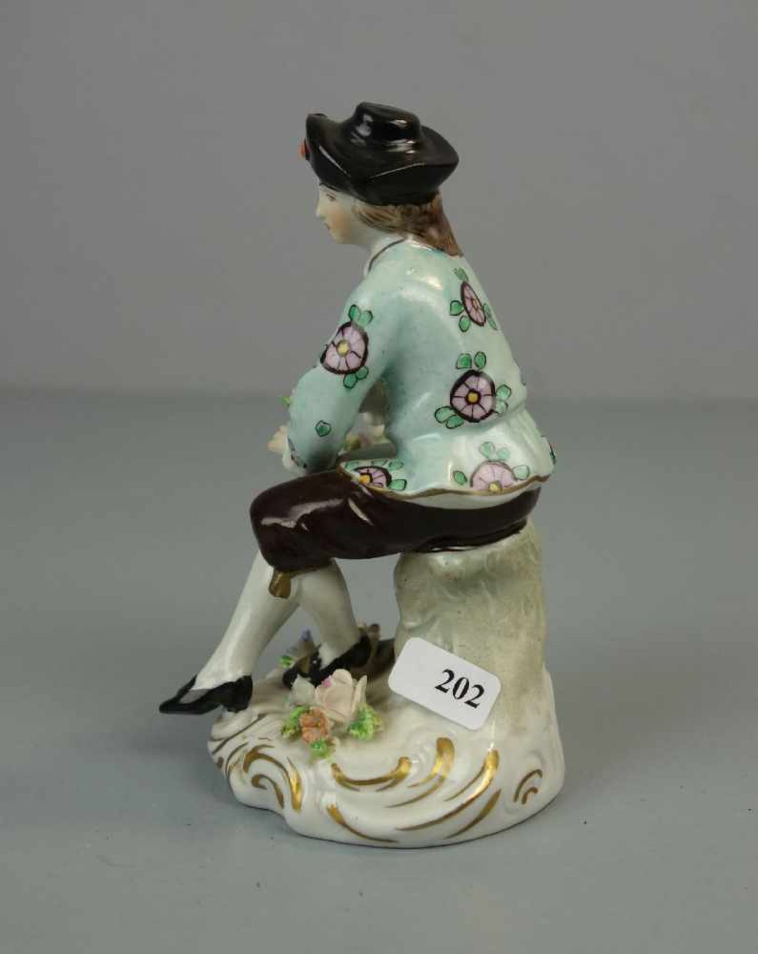 PORZELLANFIGUR / porcelain figure: "Gärtner / Edelmann mit Korb", Porzellan, 20. Jh., polychrom - Image 2 of 4