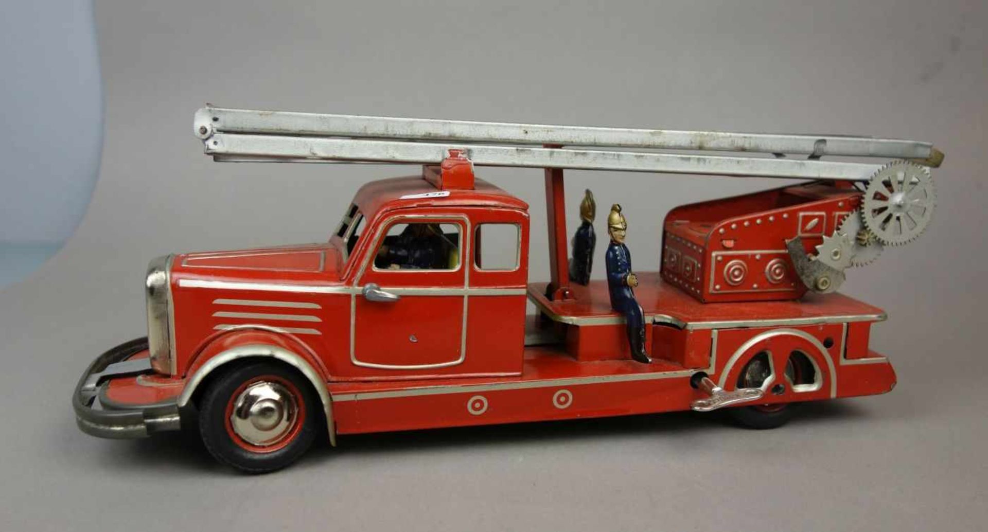 BLECHSPIELZEUG: FEUERWEHR LEITERWAGEN / tin toy fire brigade cart, um 1940, Manufaktur