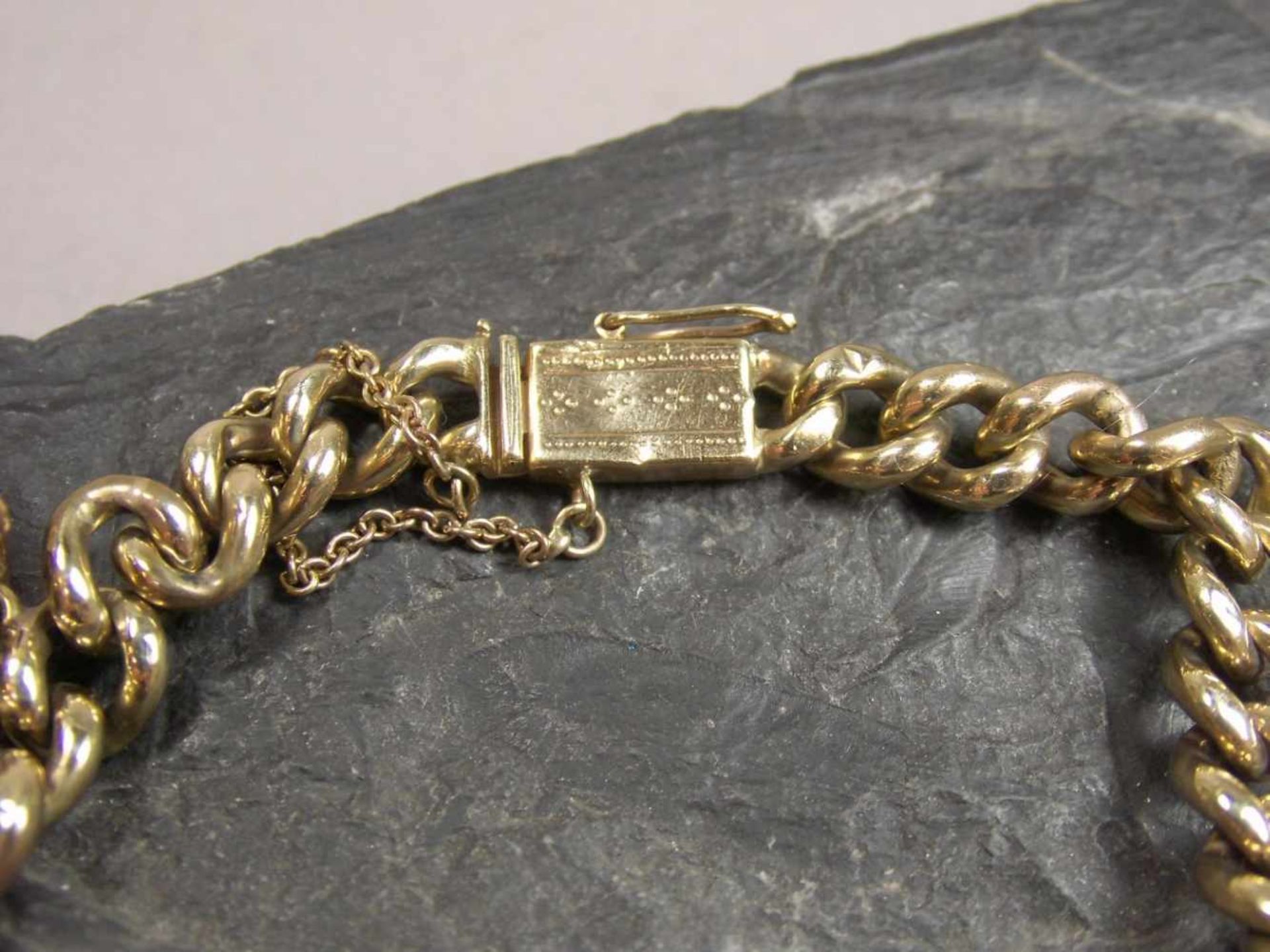 ARMBAND MIT CHARMS / BETTELARMBAND, Gelbgold und goldene Anhänger (insgesamt 41,9 g). Panzerkette - Bild 2 aus 9