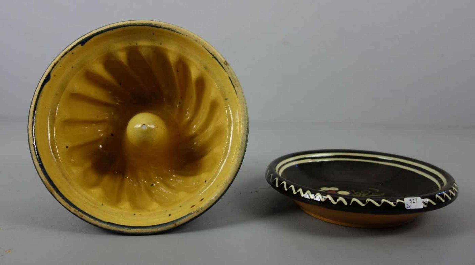 BACKFORM und SCHALE, Keramik. Gugelhupf-Form mit godronierter Wandung, blauer Glasur der - Bild 3 aus 3