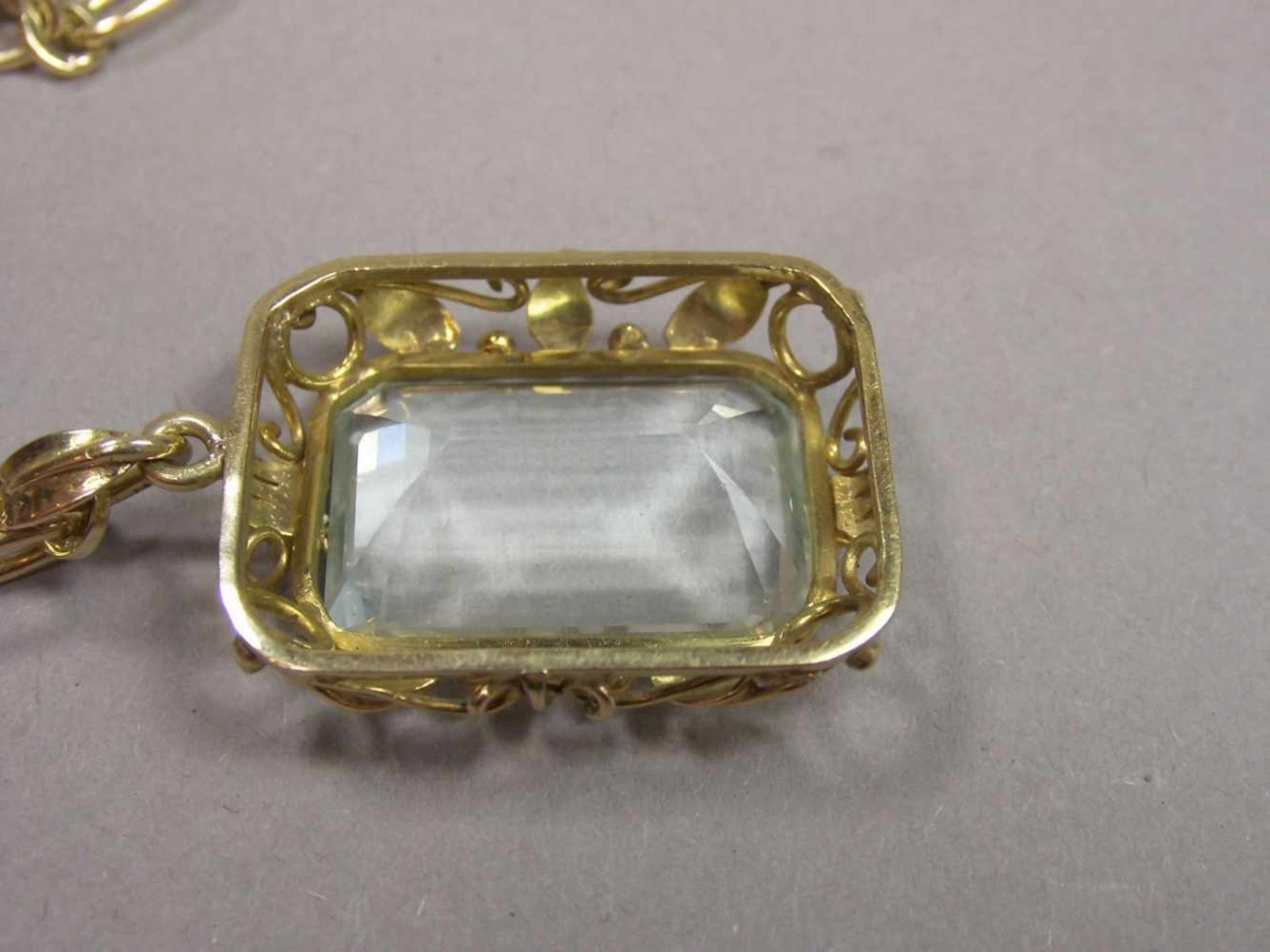 GROSSER AQUAMARIN AN GOLDKETTE / pendant and necklace. Aquamarin in durchbrochen gearbeiteter - Bild 4 aus 5