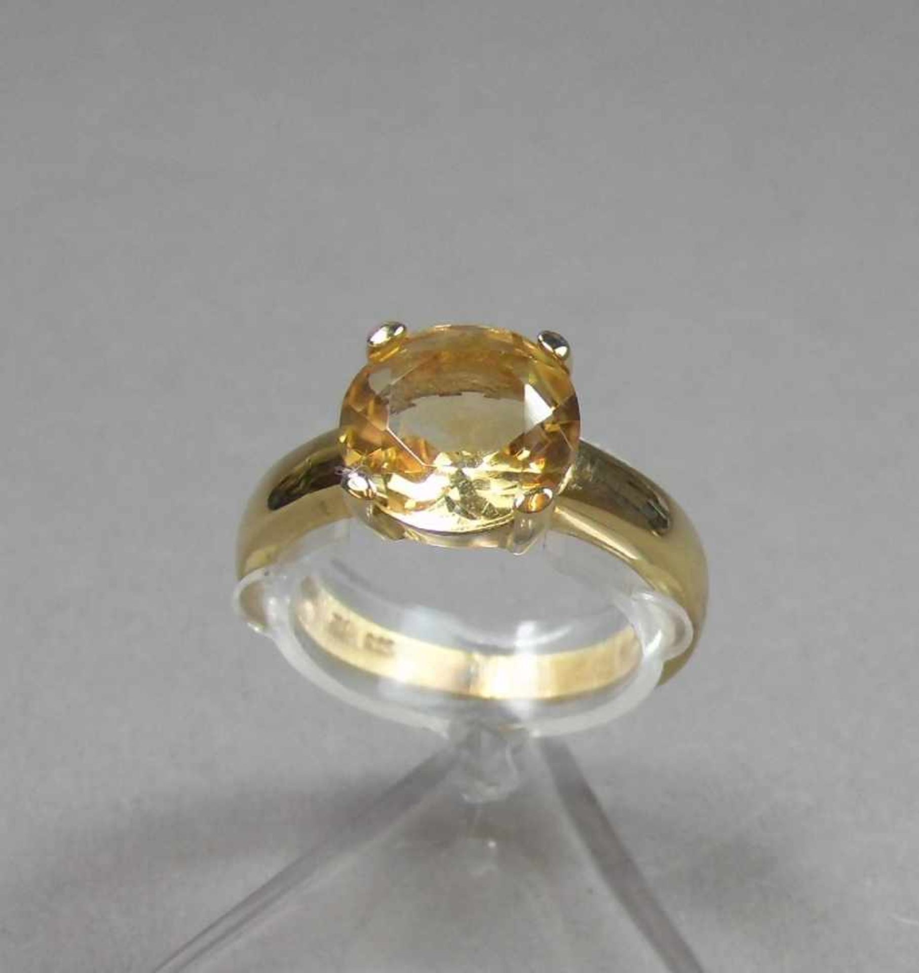 RING, 375er Gelbgold (3,8 g), besetzt mit einem Citrin. Ringkopfmaße: 1 x 1 cm, Ring-Gr. 57.