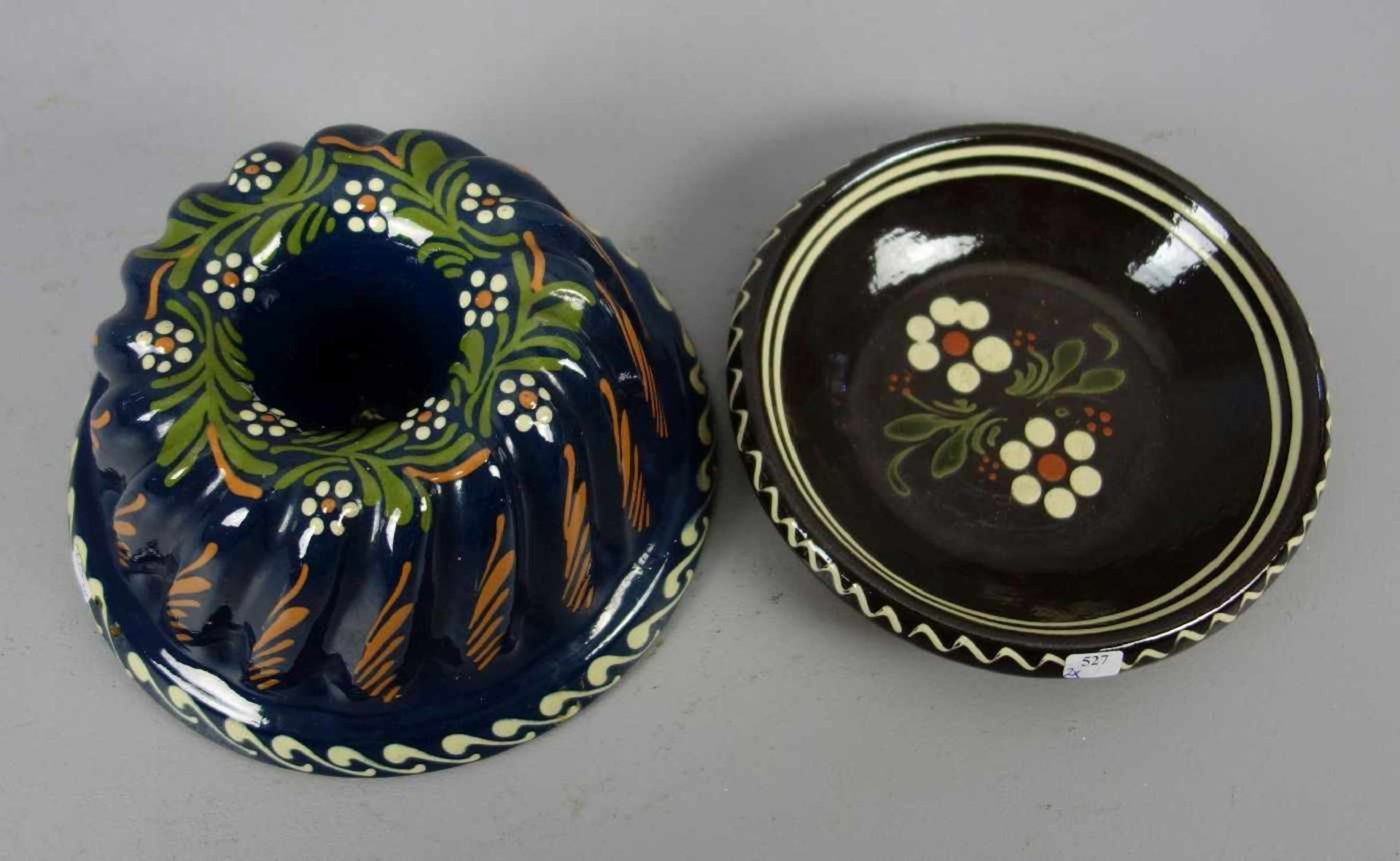 BACKFORM und SCHALE, Keramik. Gugelhupf-Form mit godronierter Wandung, blauer Glasur der - Bild 2 aus 3