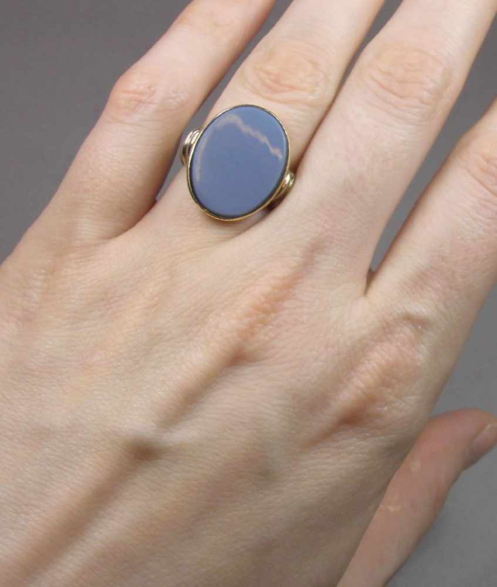 RING / SIEGELRING, 585er Gelbgoldfassung (8,5 g), besetzt mit einem blau-grauen, oval - Bild 5 aus 5