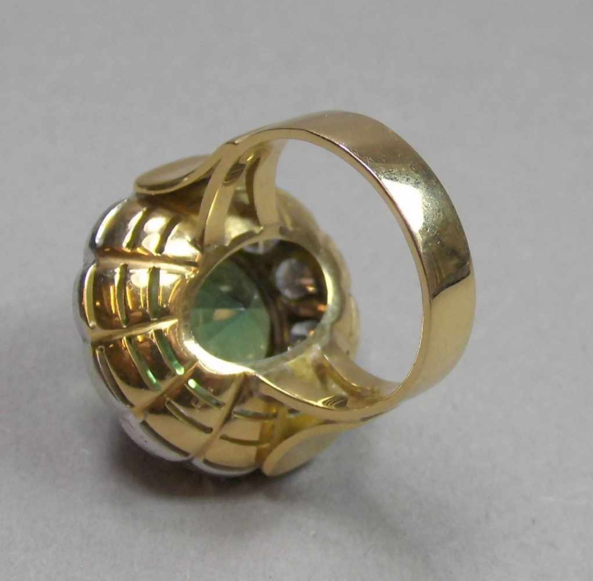 EXCLUSIVER RING mit grünem, geschliffenem Turmalin von ca. 6 kt., umgeben von 12 Brillanten von je - Bild 4 aus 5