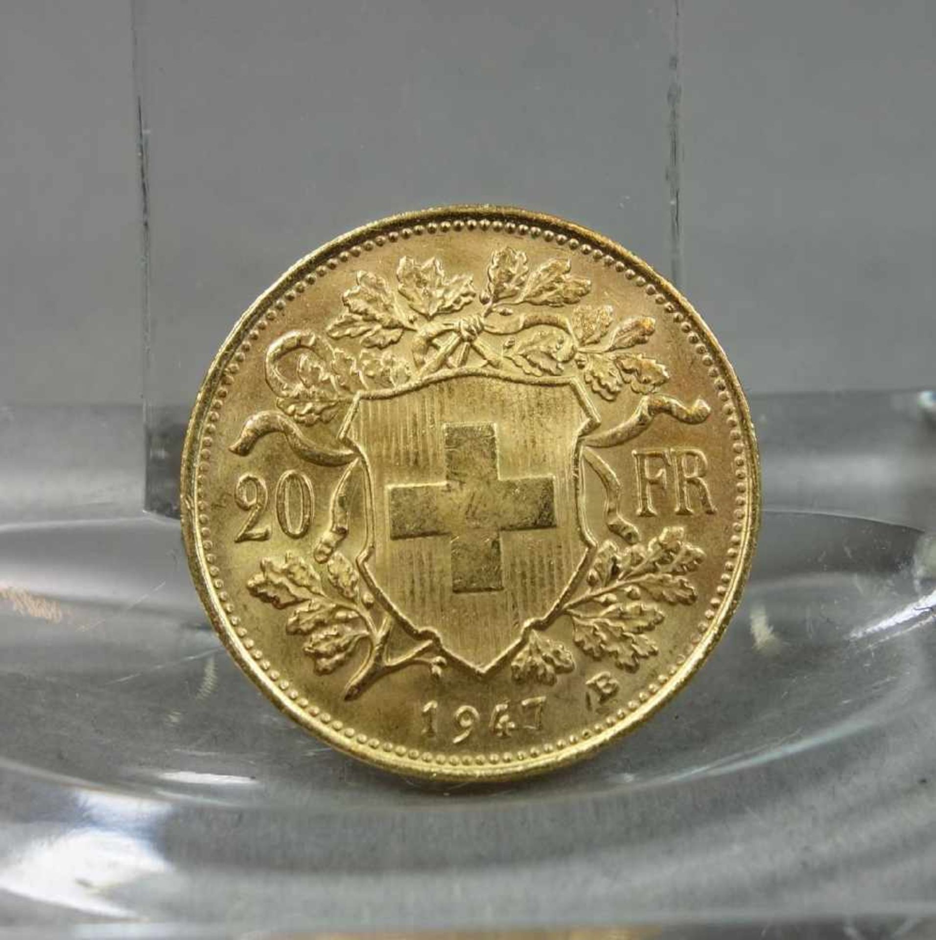 GOLDMÜNZE: 20 FRANKEN / gold coin, Schweiz, 1947, 6,4 Gramm, 900er Gold. Avers: Wappenschild der