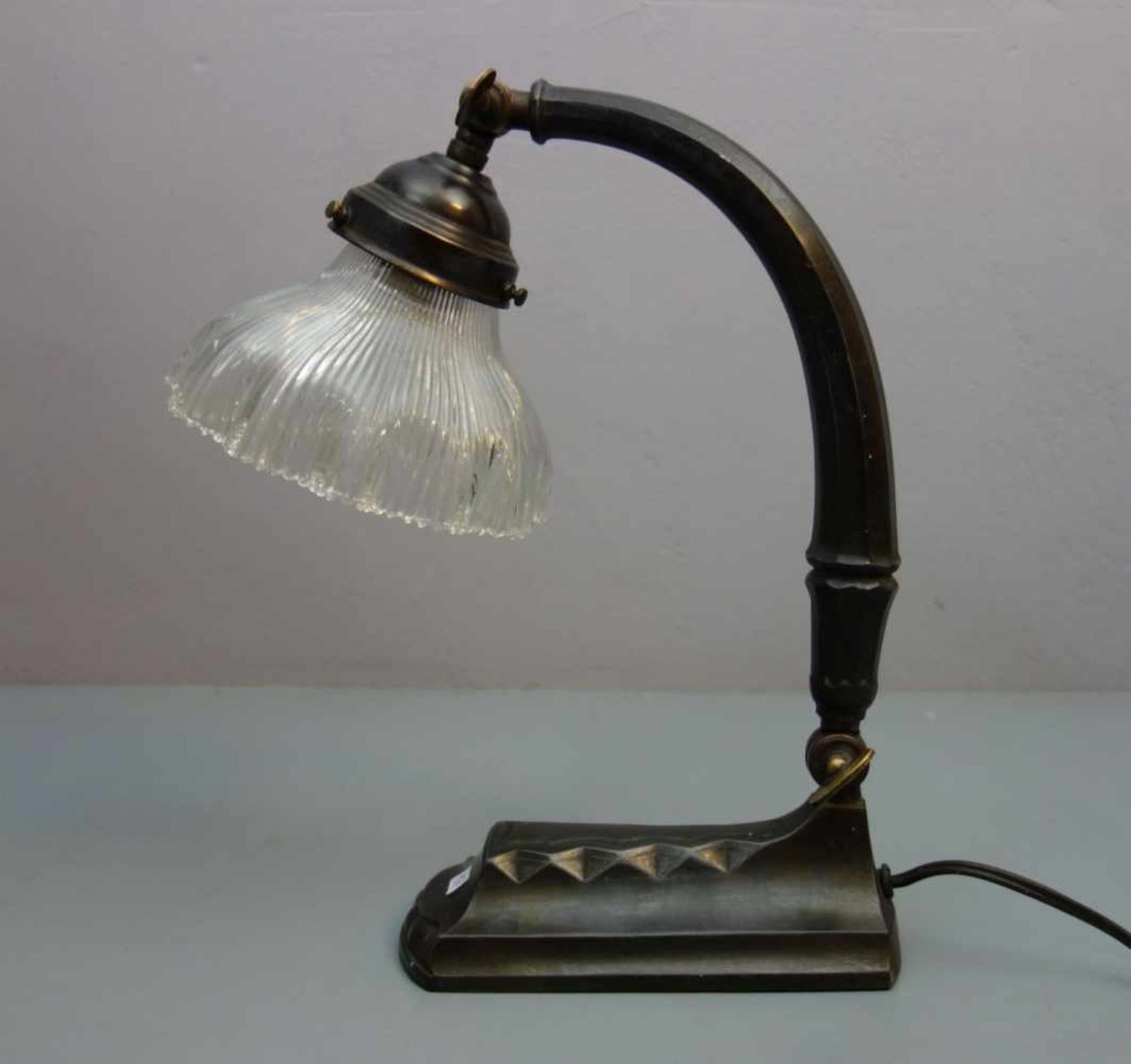 ART DÉCO - TISCHLAMPE / SCHREIBTISCHLAMPE / art déco desk lamp, um 1920. Profilierter und - Bild 4 aus 4
