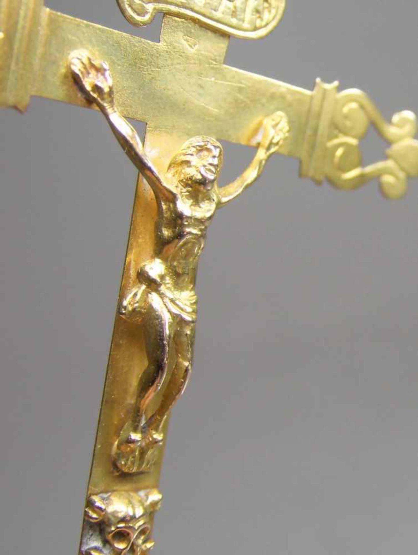 GROSSER KREUZANHÄNGER mit Corpus Christi, 750er Gelbgold (4 g), 19. Jh., zweimal unleserlich - Bild 5 aus 8