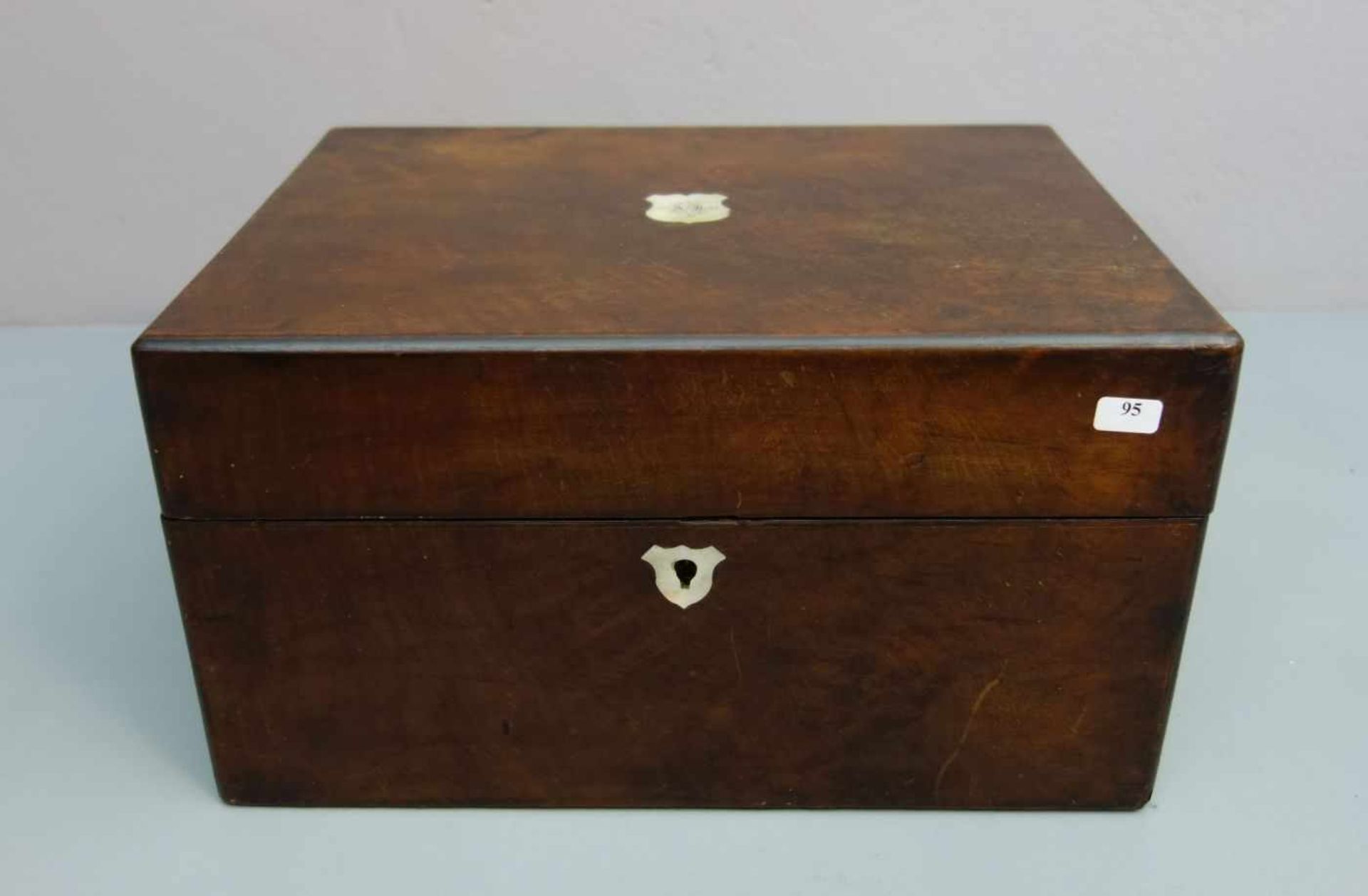 SCHATULLE / SCHMUCKSCHATULLE / WORKBOX, England, um 1900. Mahagoni - Schatulle mit Ebonisierung,