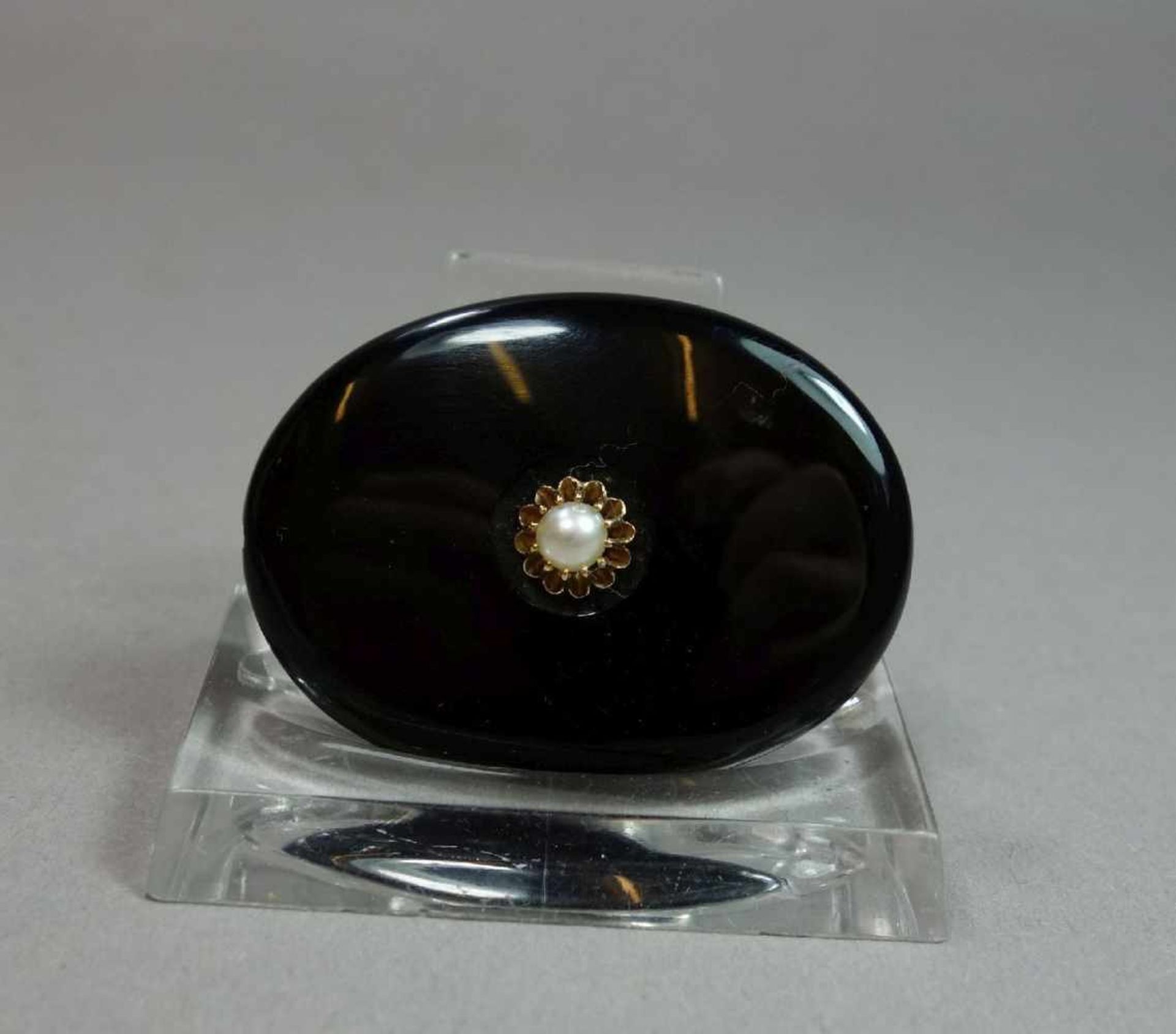 BIEDERMEIER BROSCHE / MEDAILLON, um 1840, gehöhlter, ovaler Onyx mit rückseitigem Medaillon,