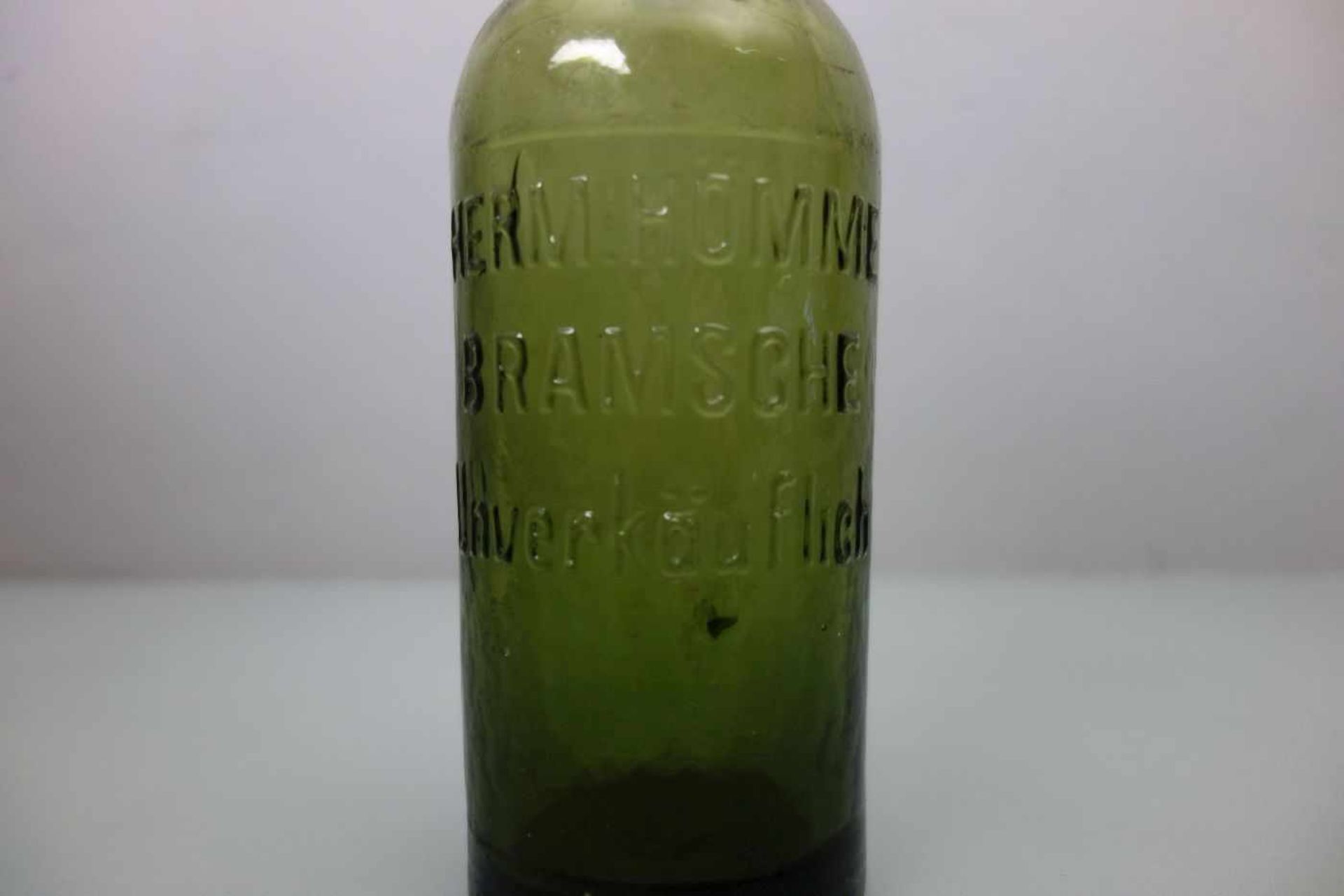 PAAR GLASFLASCHEN aus Bramsche mit Bügelverschlüssen, hellgrünes und dunkelgrünes Glas. "J. Lange - Image 2 of 3