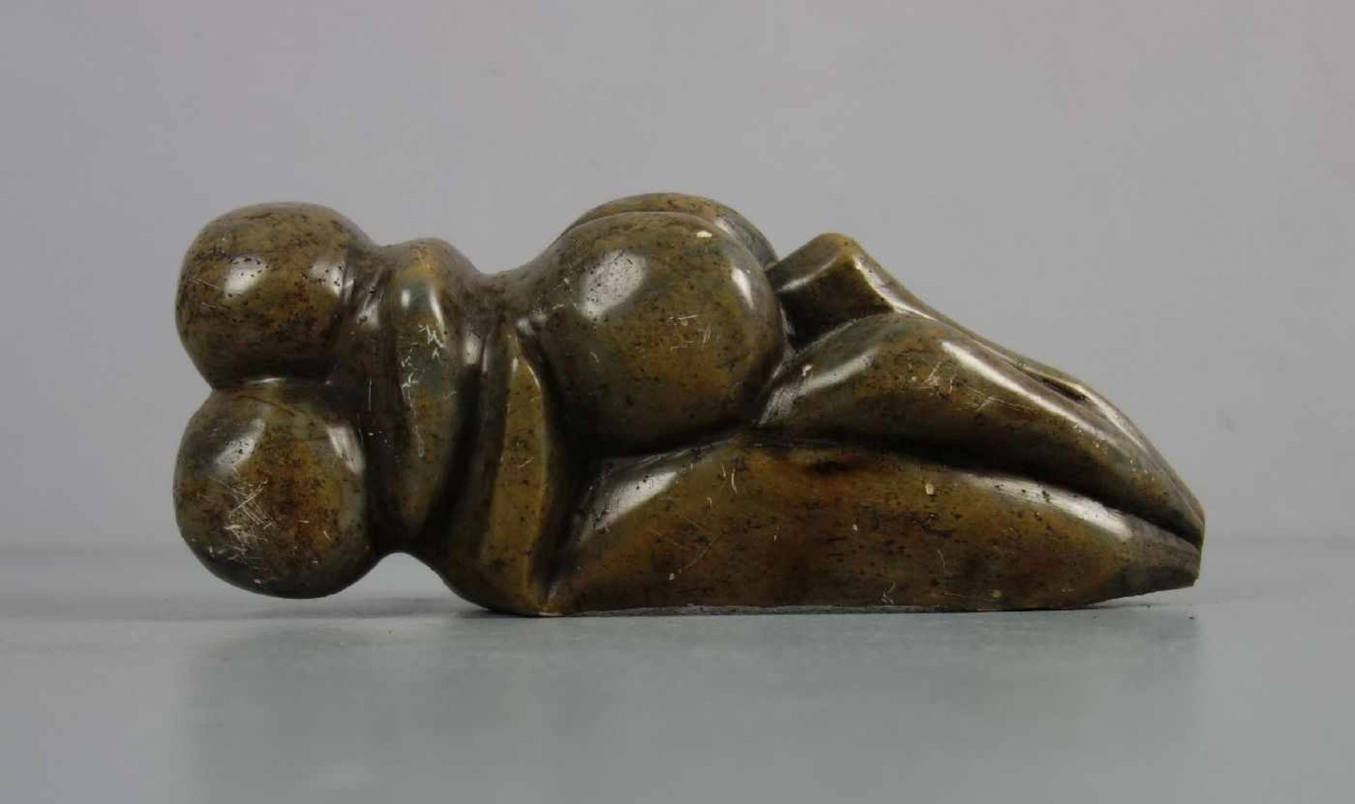 GRAMMAR (Bildhauer des 20./21. Jh.), Skulptur / sculpture: "Die Liebenden", Speckstein, unter dem - Image 3 of 3