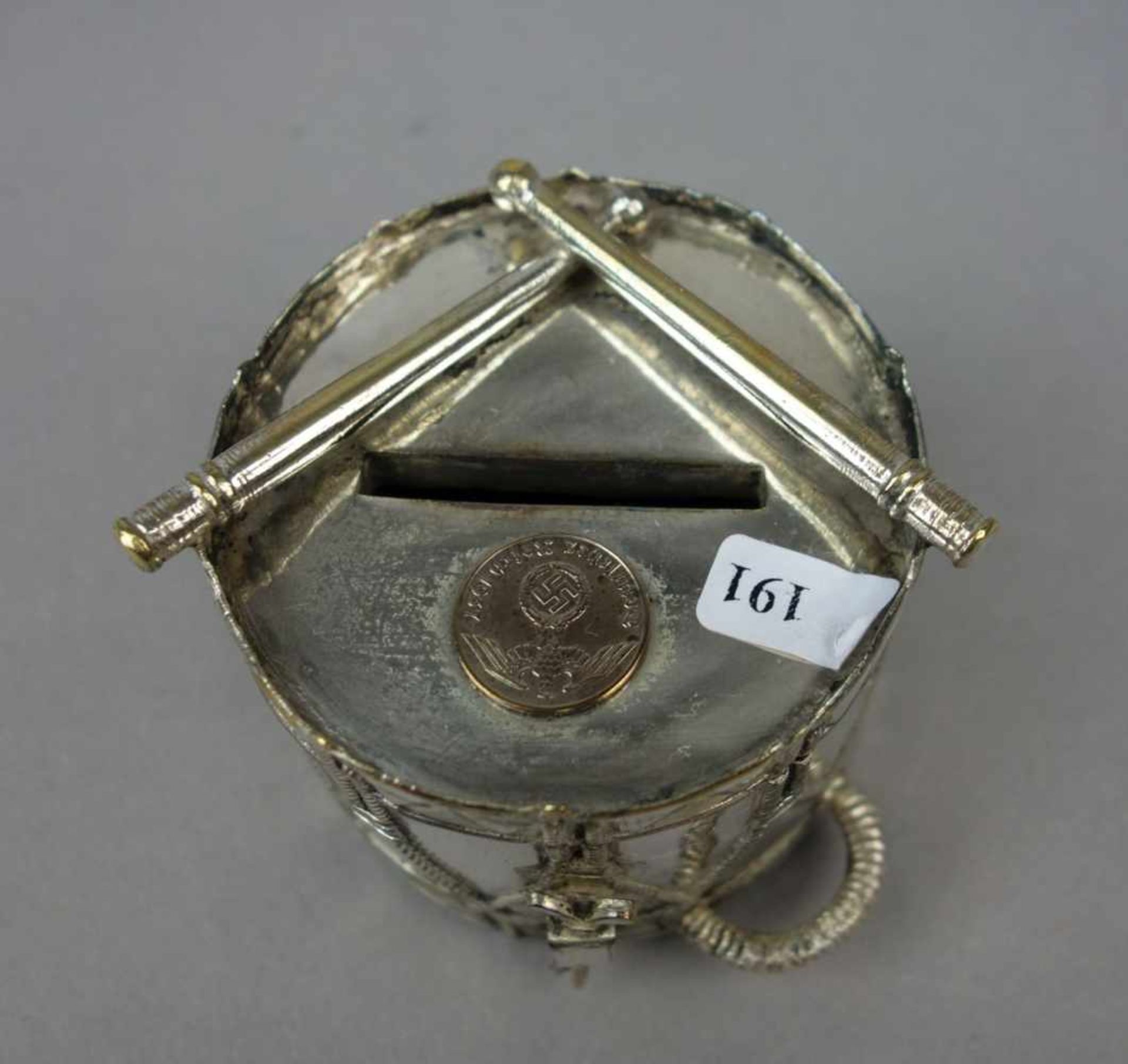 SPARDOSE IN FORM EINER TROMMEL / money box, versilbertes Metall, 1. H. 20. Jh., deutsch, unter dem - Image 4 of 7