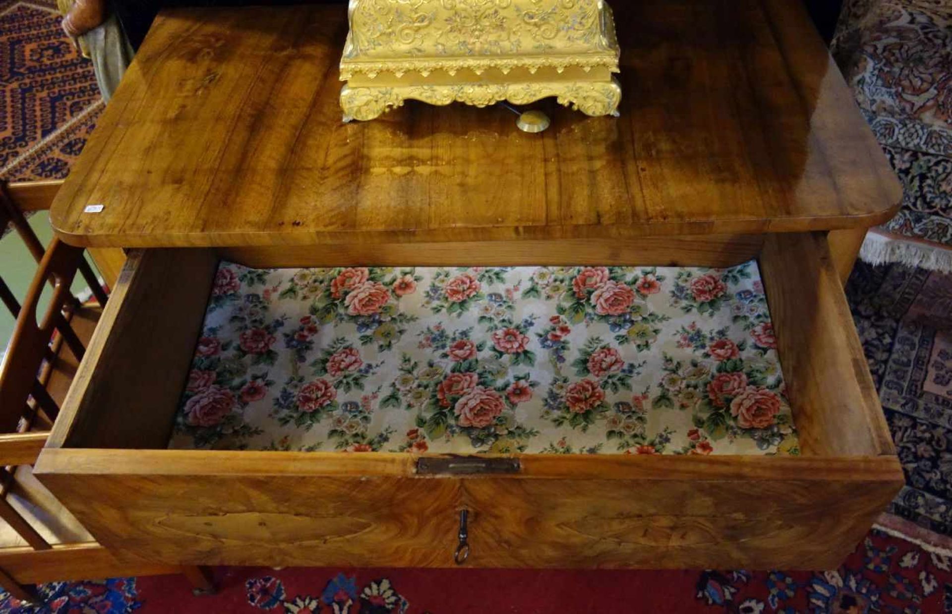 BIEDERMEIER - KOMMODE, Nussbaum furniert, deutsch, 19. Jh.; dreischübiger Zargenkasten mit - Image 4 of 4