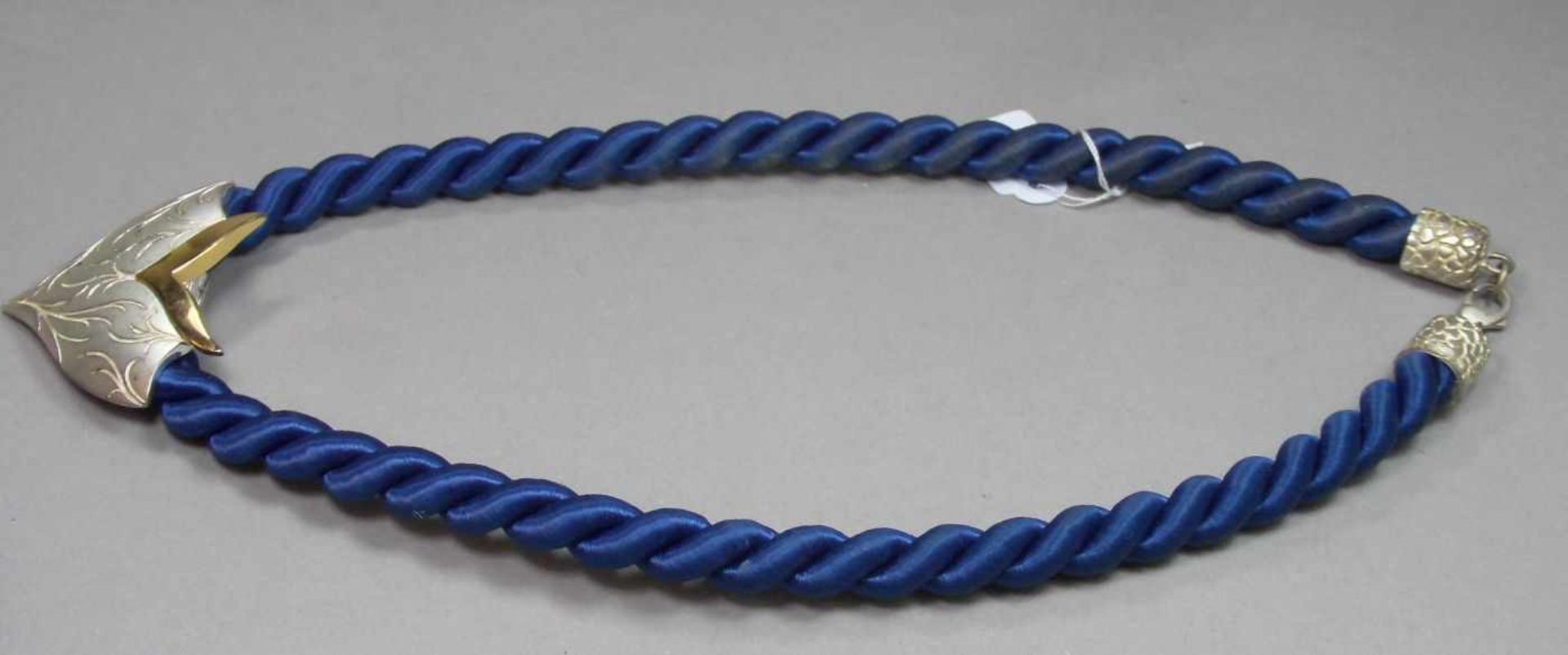 COLLIER, handgearbeitete Silbermonturen an textiler Kordelkette. Anhänger als Clip (L. 4,7 cm), - Bild 3 aus 4