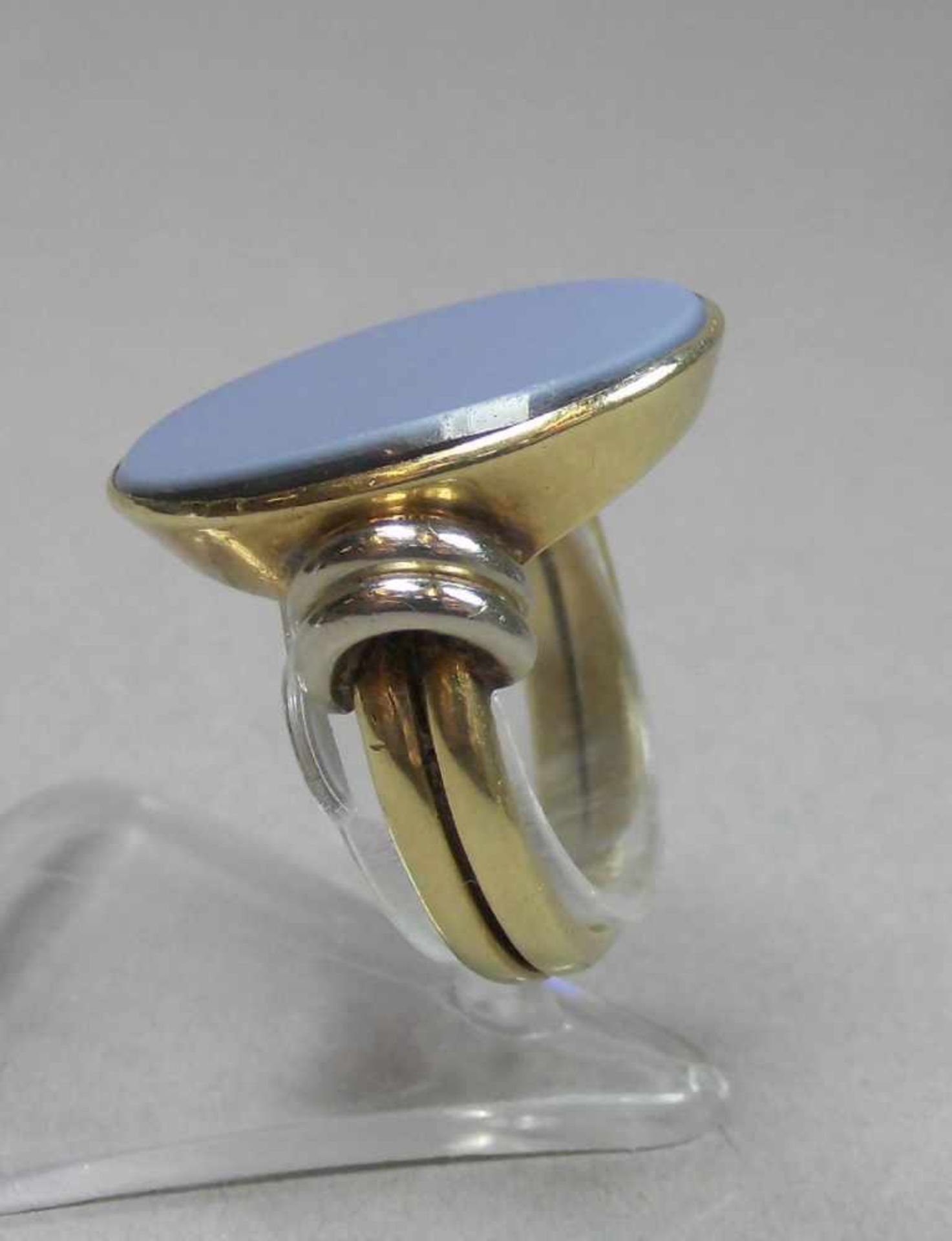 RING / SIEGELRING, 585er Gelbgoldfassung (8,5 g), besetzt mit einem blau-grauen, oval - Bild 3 aus 5