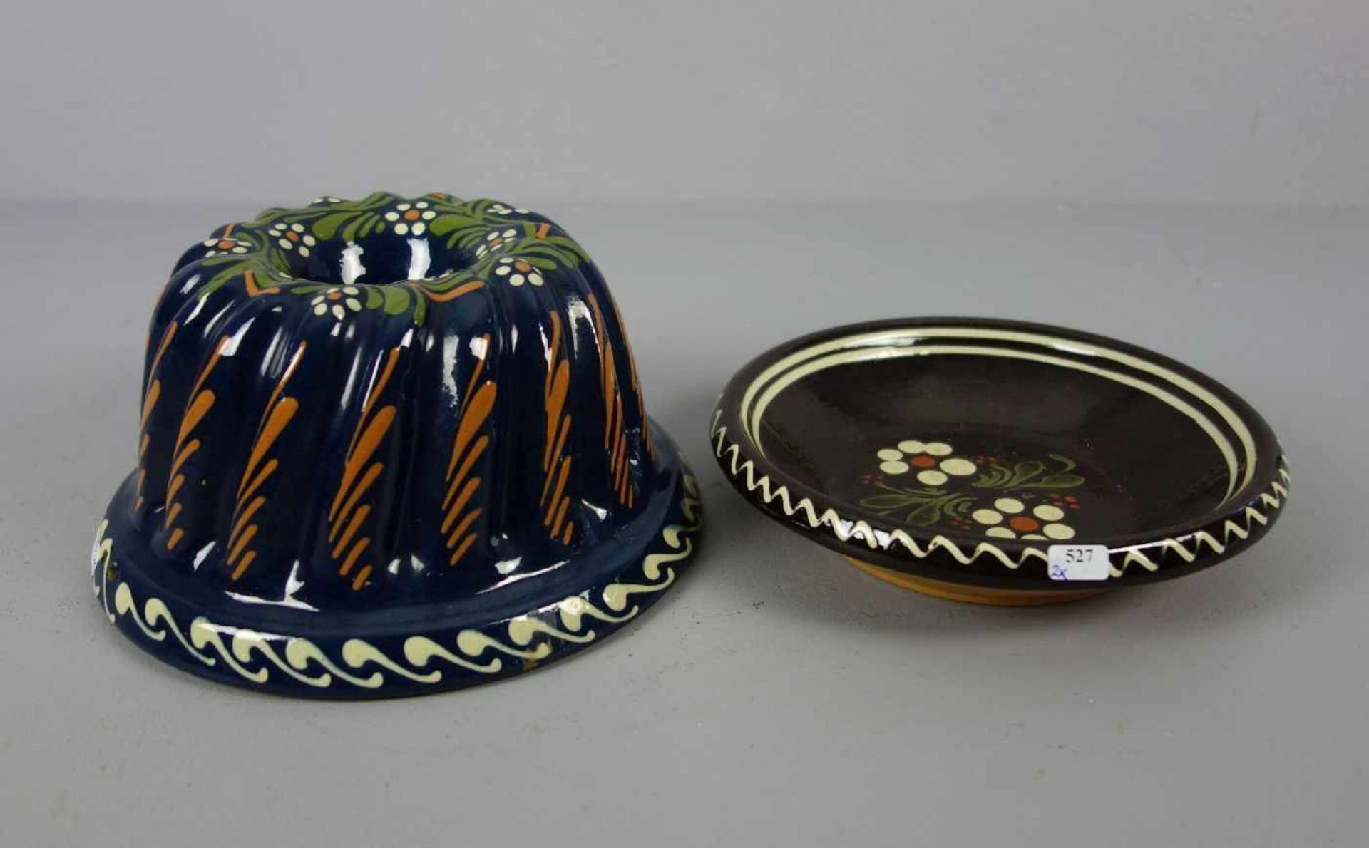 BACKFORM und SCHALE, Keramik. Gugelhupf-Form mit godronierter Wandung, blauer Glasur der