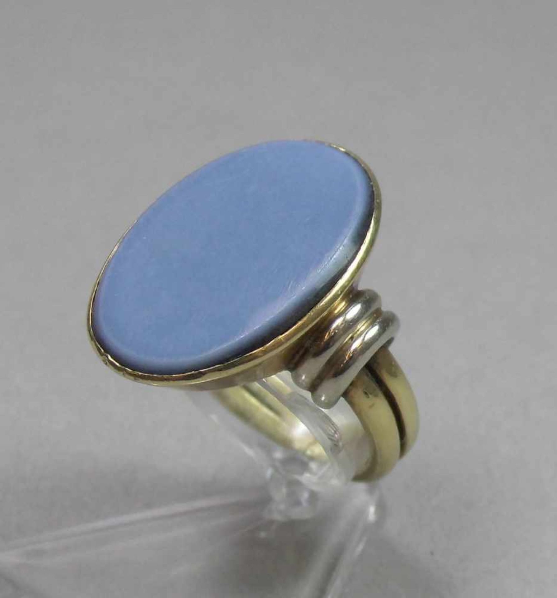 RING / SIEGELRING, 585er Gelbgoldfassung (8,5 g), besetzt mit einem blau-grauen, oval