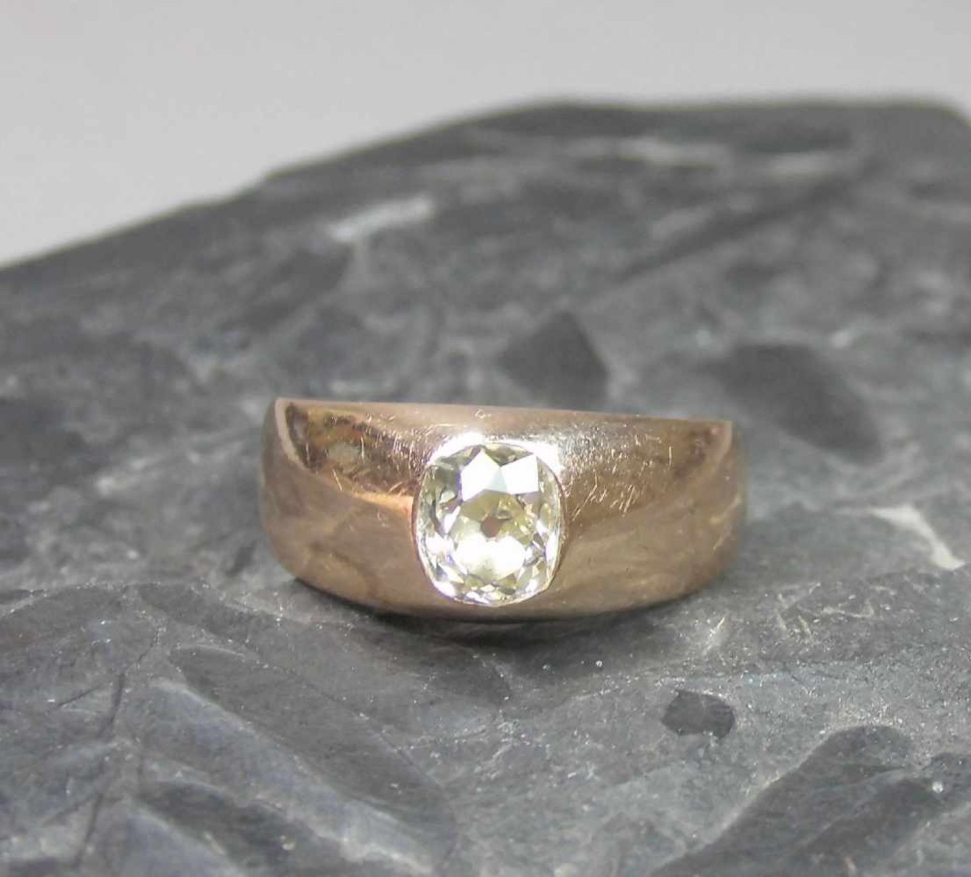 SOLITÄRRING / BRILLANTRING mit ovalem Brillanten von 0,6 kt. in 585 Rotgoldfassung (4,4 g). Ring-Gr.