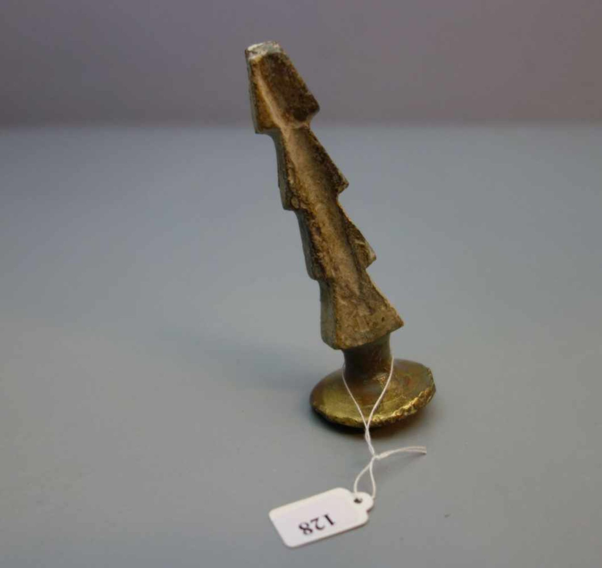 ANTIKER MAUERANKER, Bronze; beidseitig gekehlter und sich verjüngender gezackter Schaft; runder - Bild 3 aus 3