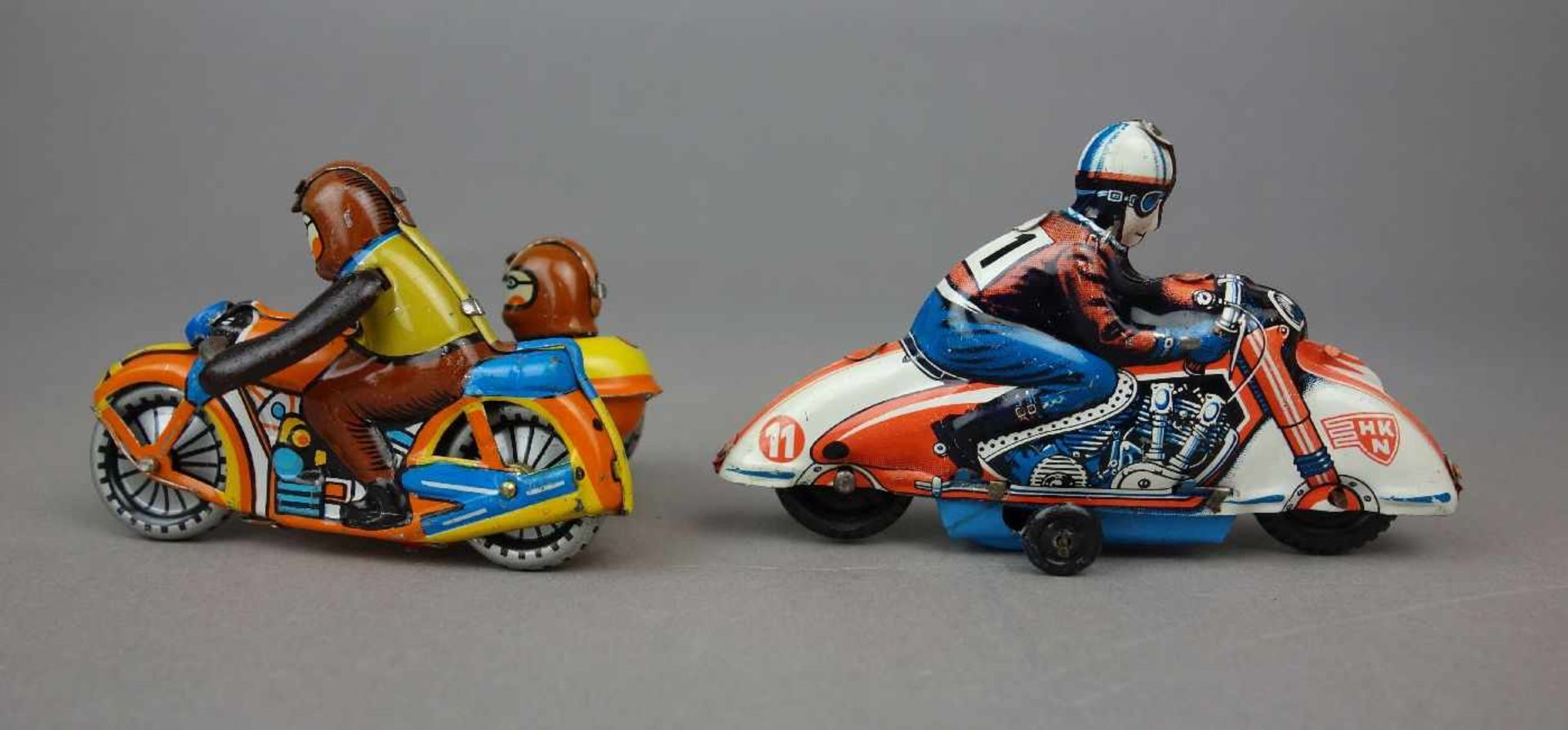 2 BLECHSPIELZEUGE: 1) HUKI MOTORRAD / MOTORRADFAHRER / tin toy bike - sog. PENNY TOY, um 1955, - Image 3 of 5