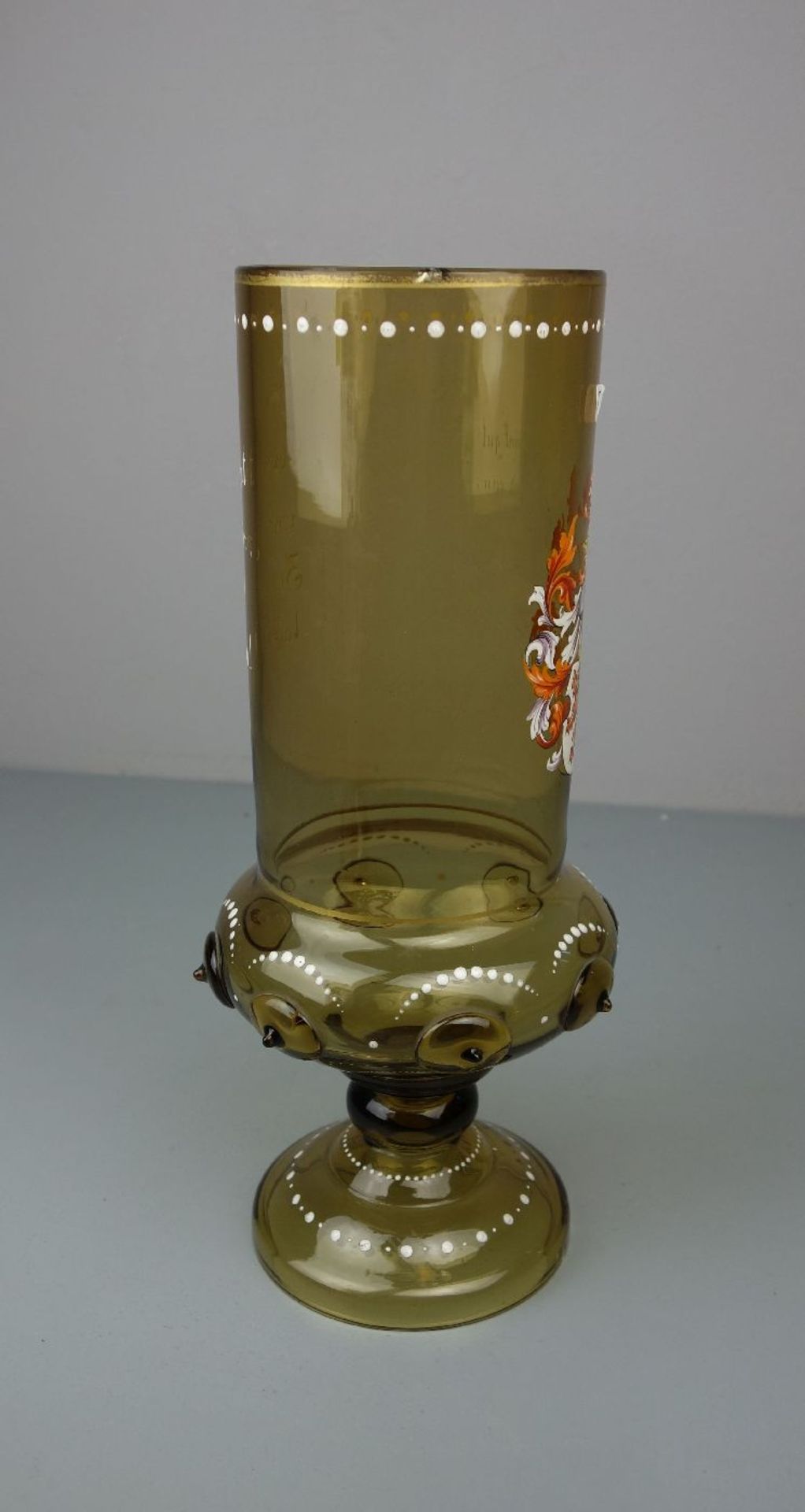 HISTORISMUS-POKAL MIT WAPPEN / GROSSER FUSSBECHER, honigfarbenes Glas ohne Manufakturbezeichnung, - Bild 8 aus 10