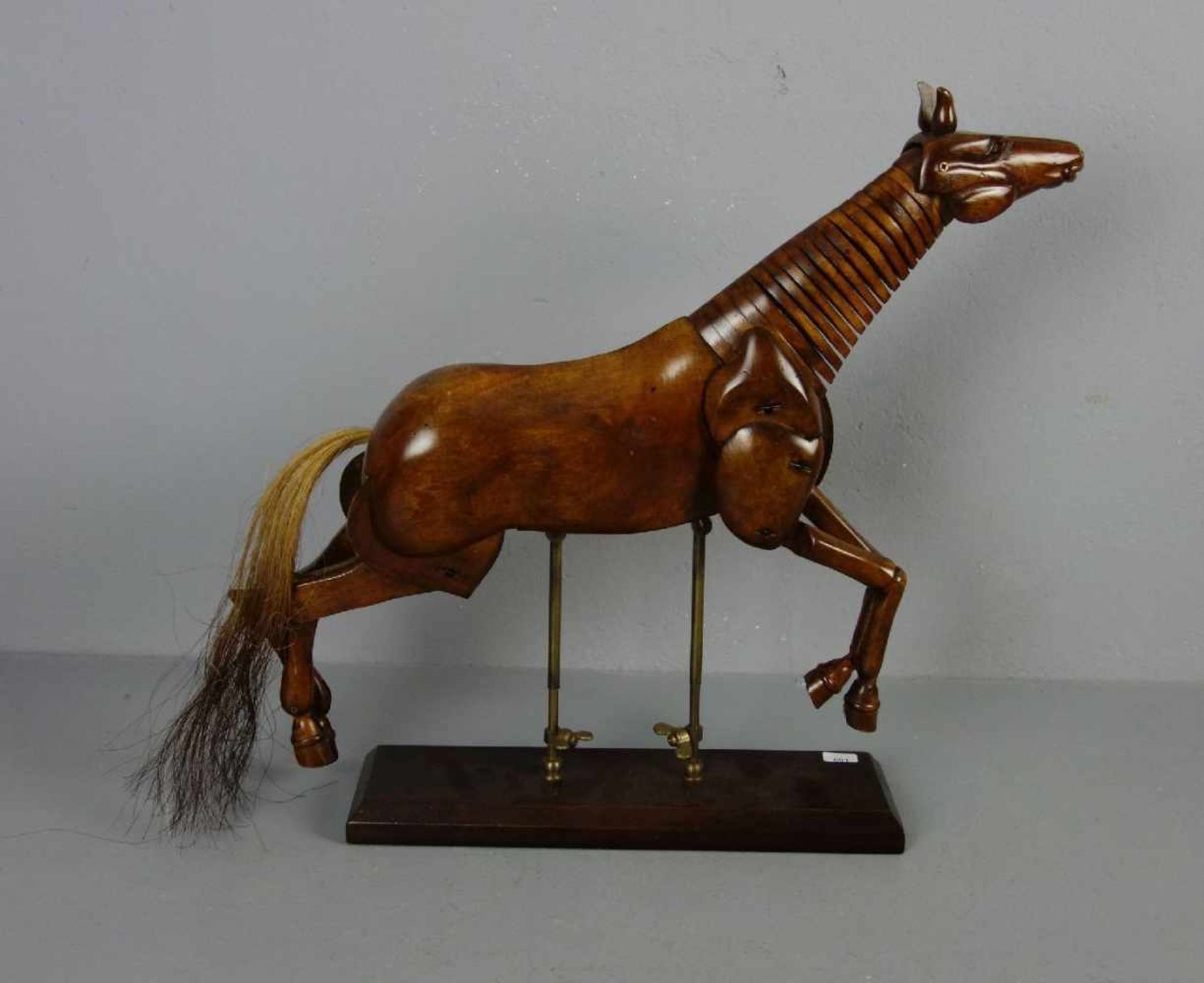 SKULPTUR: "Pferd" / Pferd als Gliederpuppe; Holz, geschnitzt und braun lasiert. Auf - Image 3 of 4