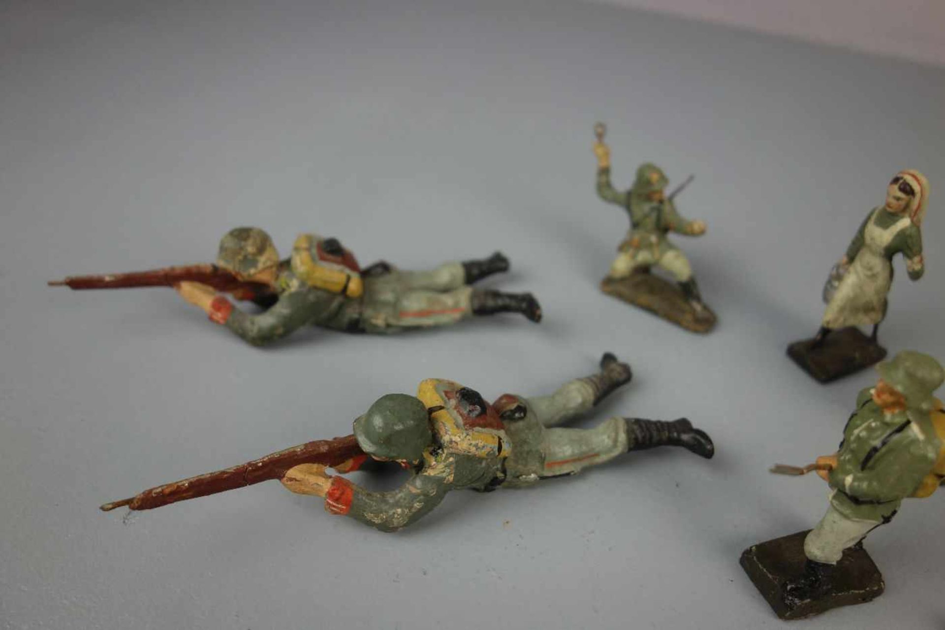 HISTORISCHE SPIELFIGUREN / SPIELZEUG-FIGUREN: Soldaten und Krankenschwester - 8 Stück, 1. H. 20. Jh. - Bild 3 aus 7