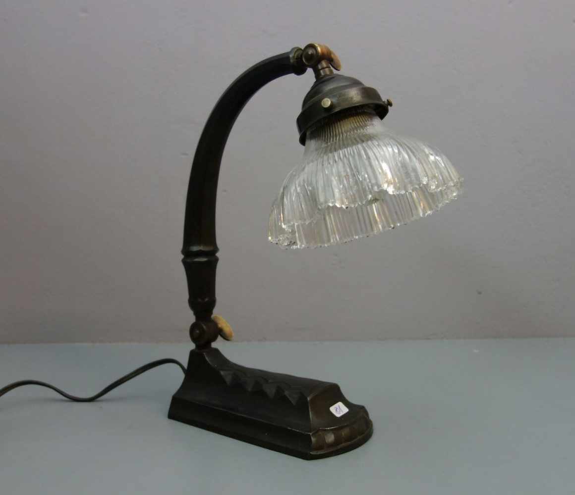 ART DÉCO - TISCHLAMPE / SCHREIBTISCHLAMPE / art déco desk lamp, um 1920. Profilierter und - Bild 2 aus 4