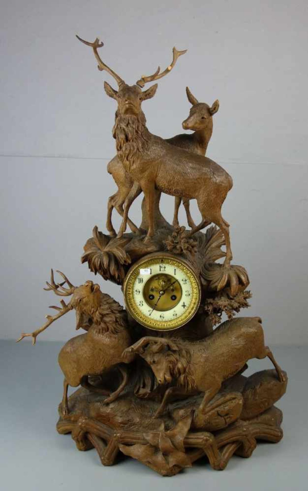 FIGÜRLICHE KAMINUHR / JAGDLICHE TISCHUHR / fire place clock, um 1900, Holz geschnitzt. Teils