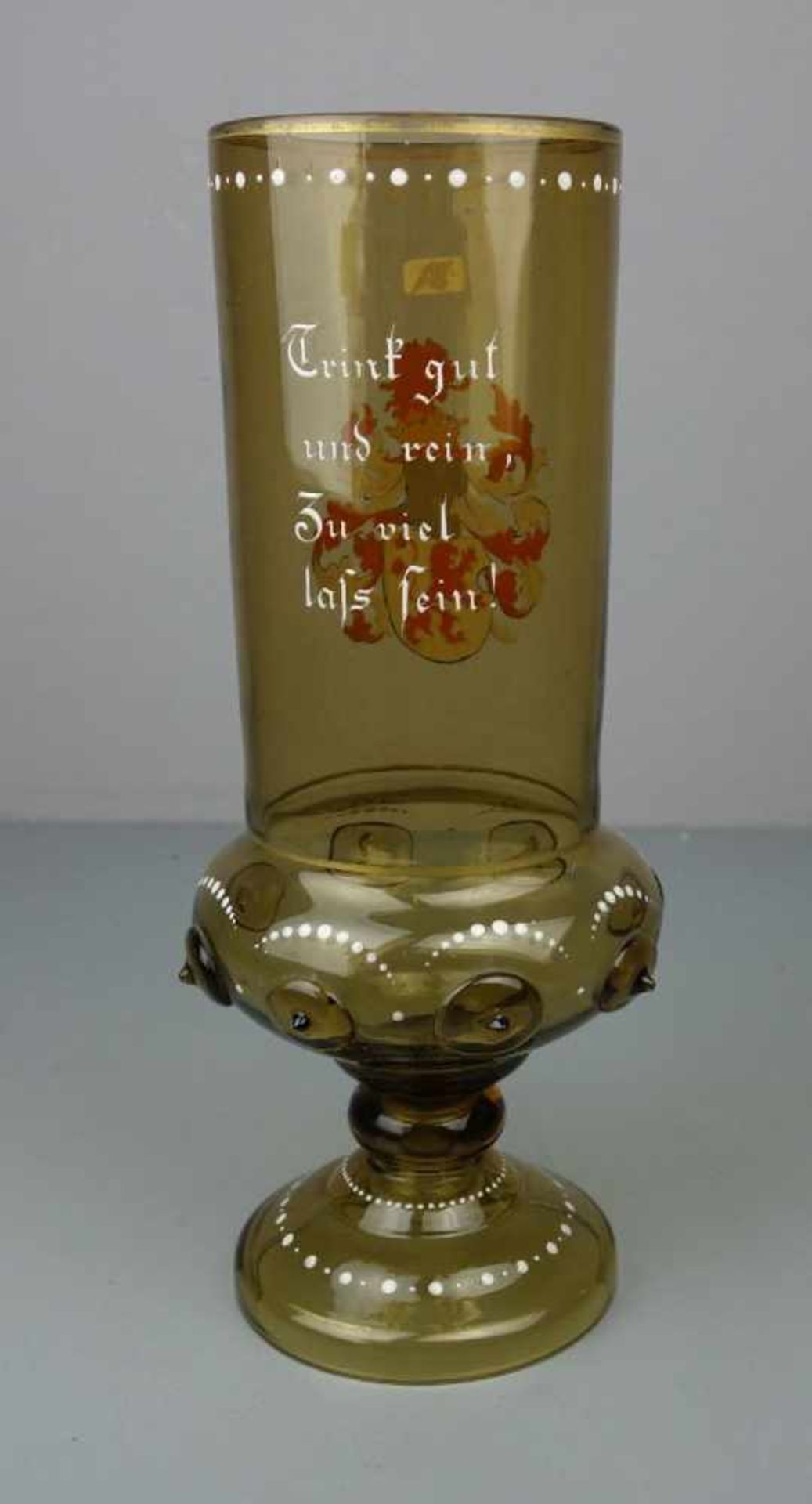 HISTORISMUS-POKAL MIT WAPPEN / GROSSER FUSSBECHER, honigfarbenes Glas ohne Manufakturbezeichnung, - Bild 7 aus 10