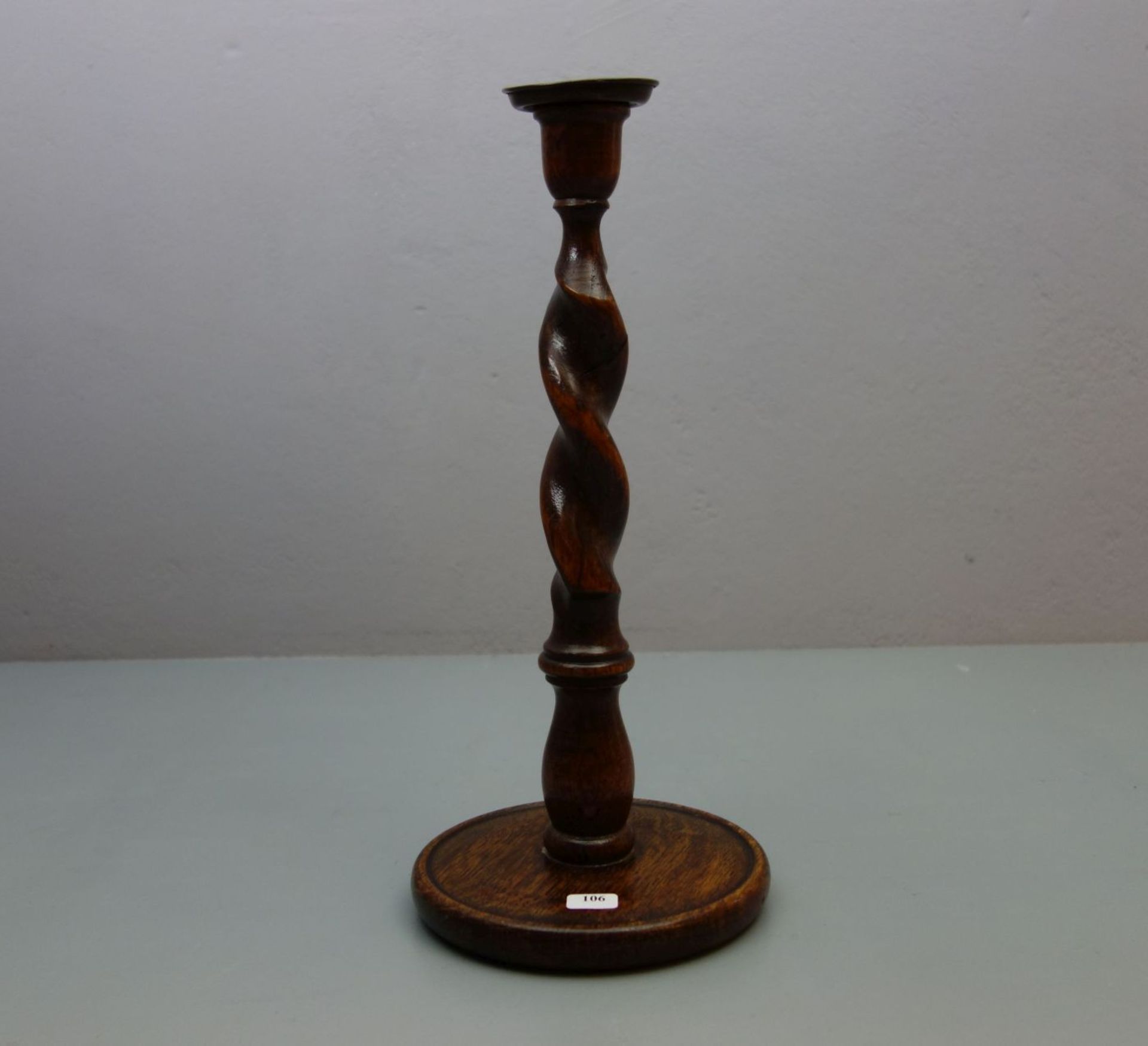 LEUCHTER / TISCHLEUCHTER / candle stand, Eschenholz, braun lasiert. Profilierter Rundstand, unten