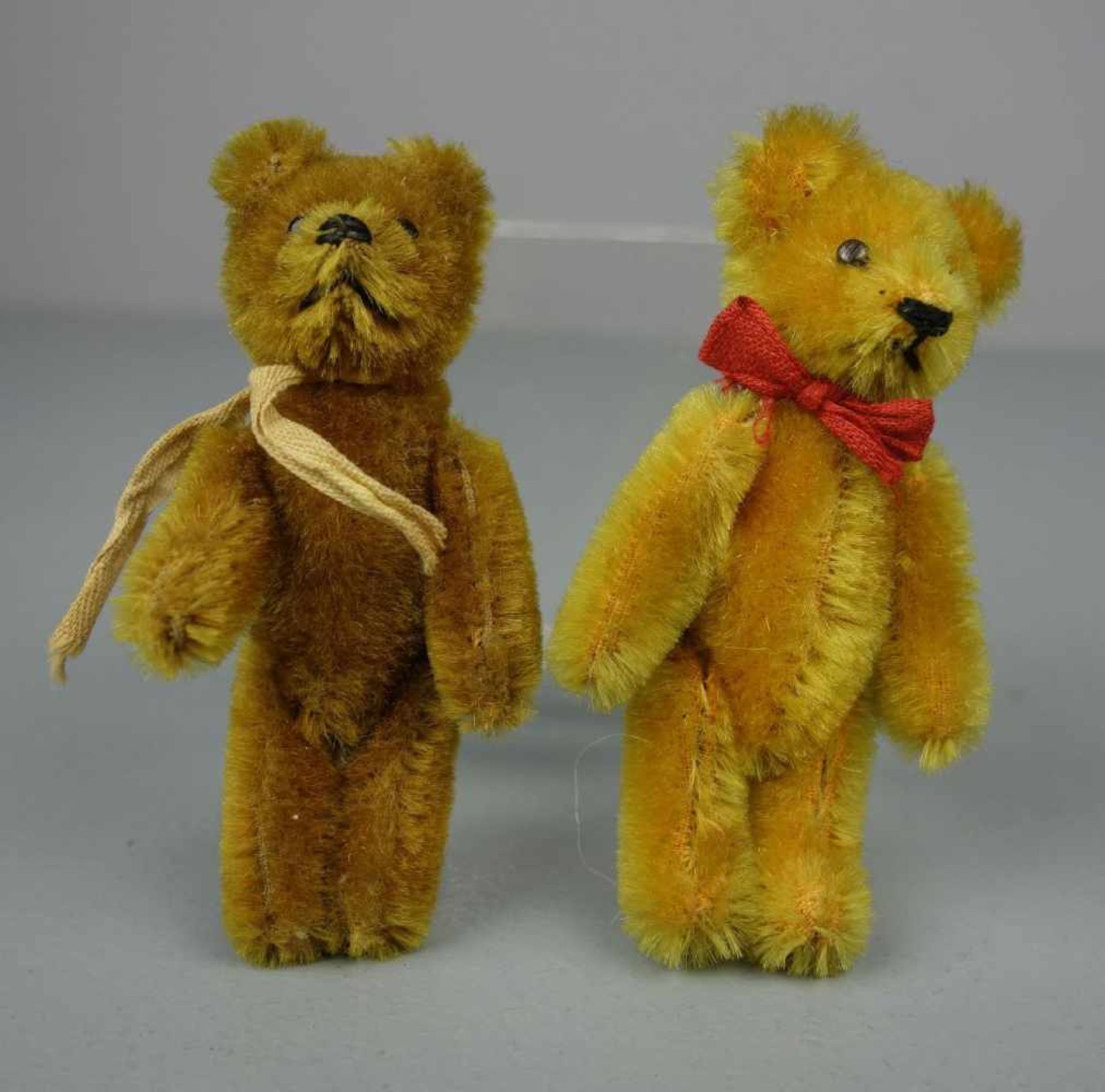 KONVOLUT MINIATUR PLÜSCHFIGUREN: 5 TEDDYBÄREN UND 1 LÖWE / lion and teddy bears, Mitte 20. Jh.; - Image 2 of 8