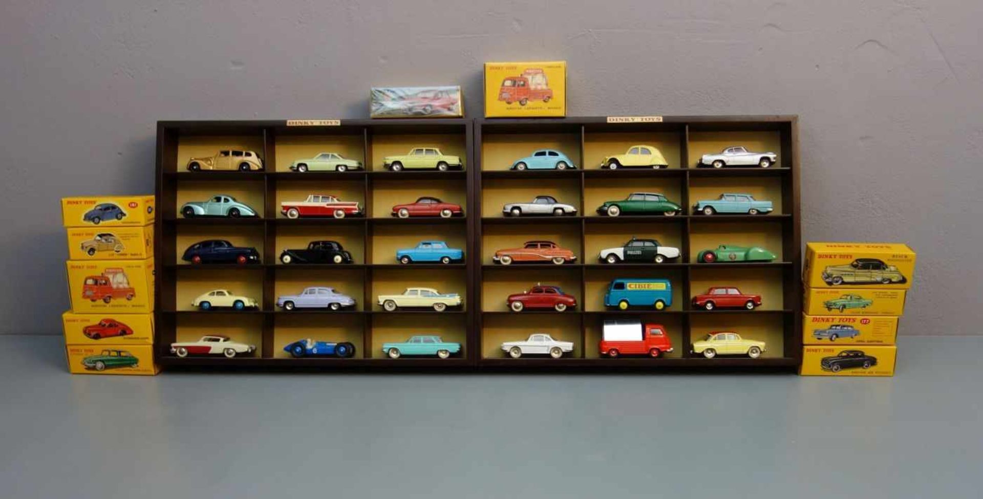 GROSSES KONVOLUT DINKY TOYS - SPIELZEUGAUTOS - 32 STÜCK / toy cars, 2000er Jahre. Insgesamt 32