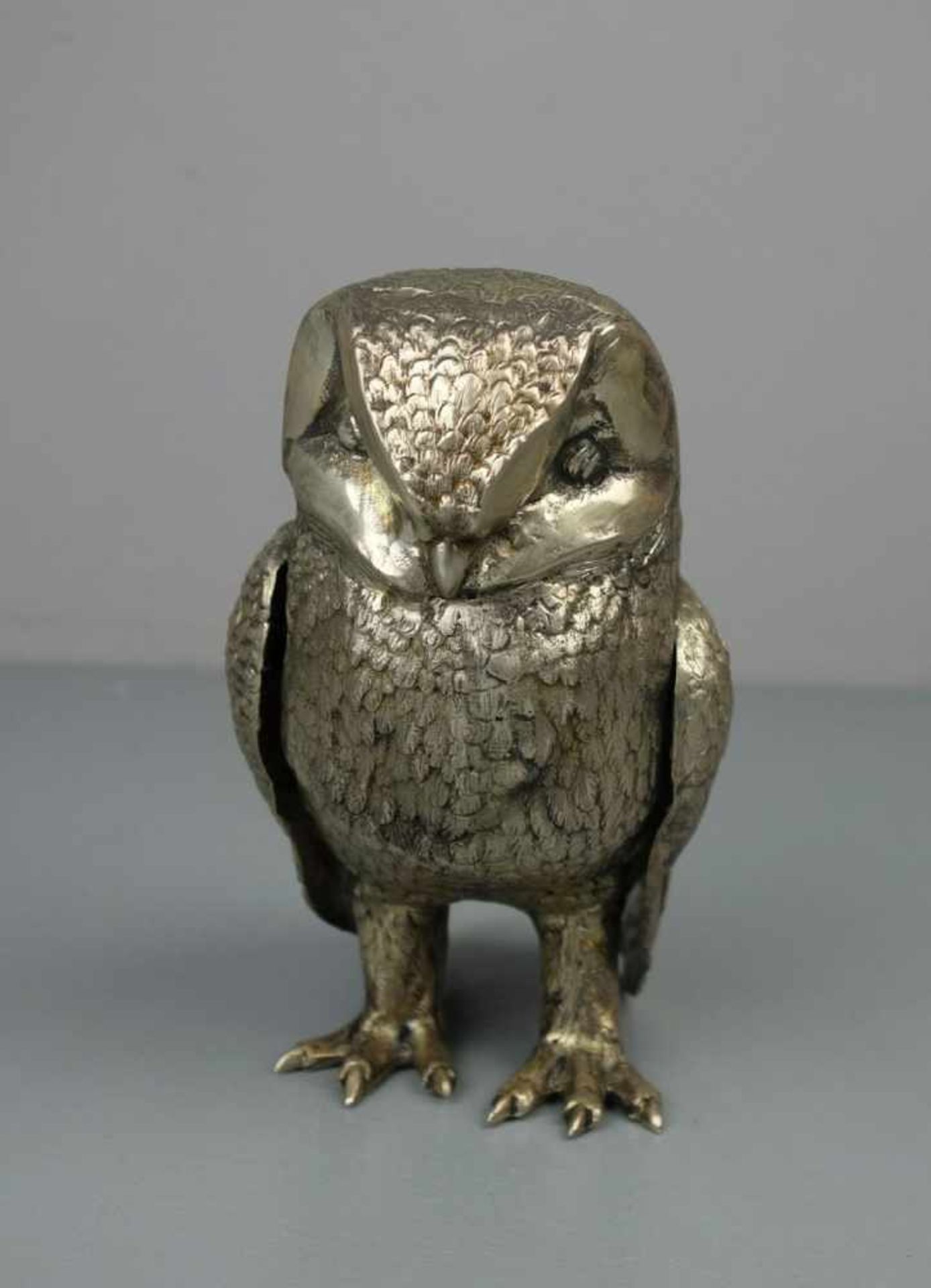 GROSSE SILBERNE VOLLPLASTISCHE EULE / SCHLEIEREULE / silver owl figure, 20. Jh., 835er Silber, 696