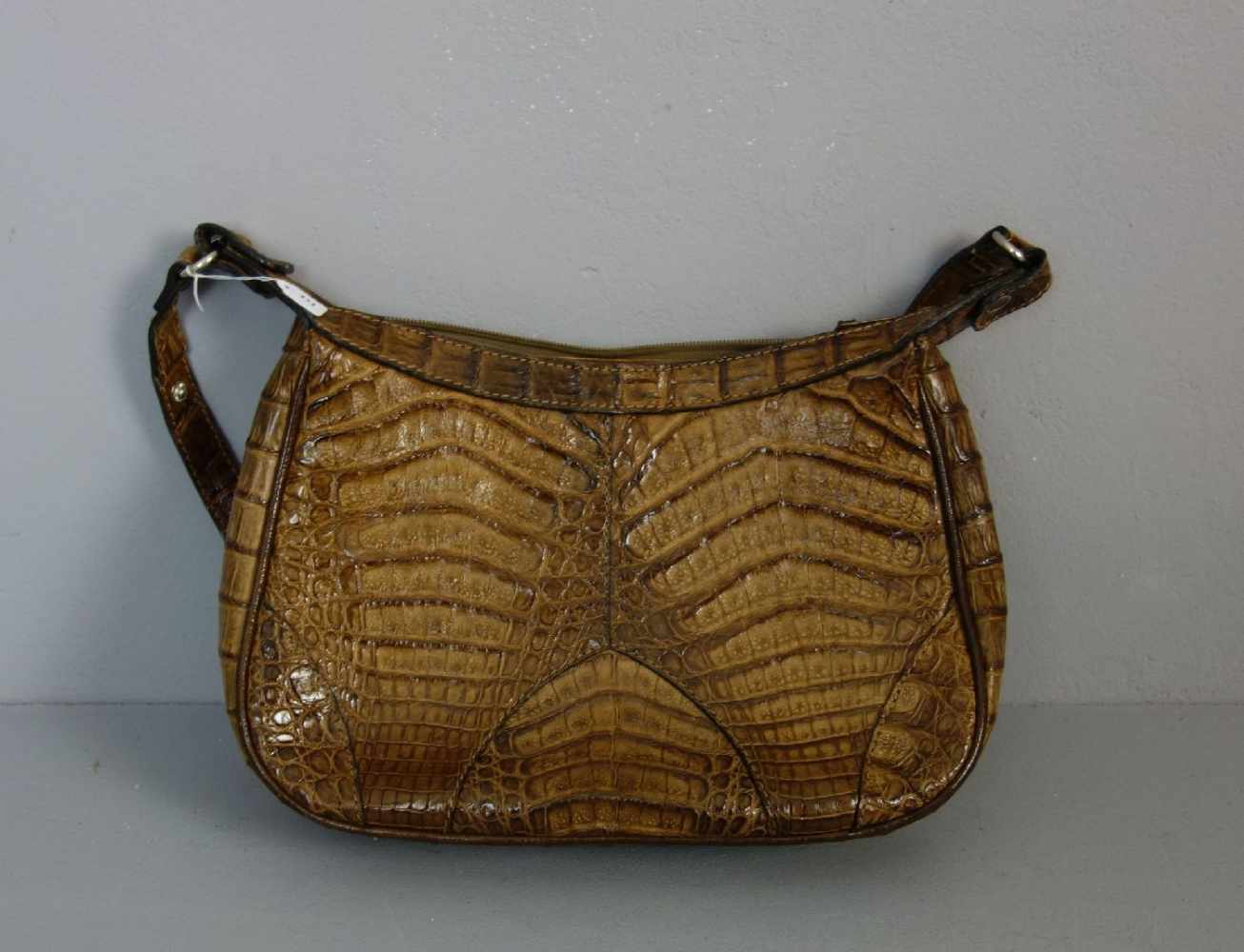 KROKO - HANDTASCHE, 1950er Jahre, Krokodilleder und Kalbsleder in braun. Gebogte Form mit