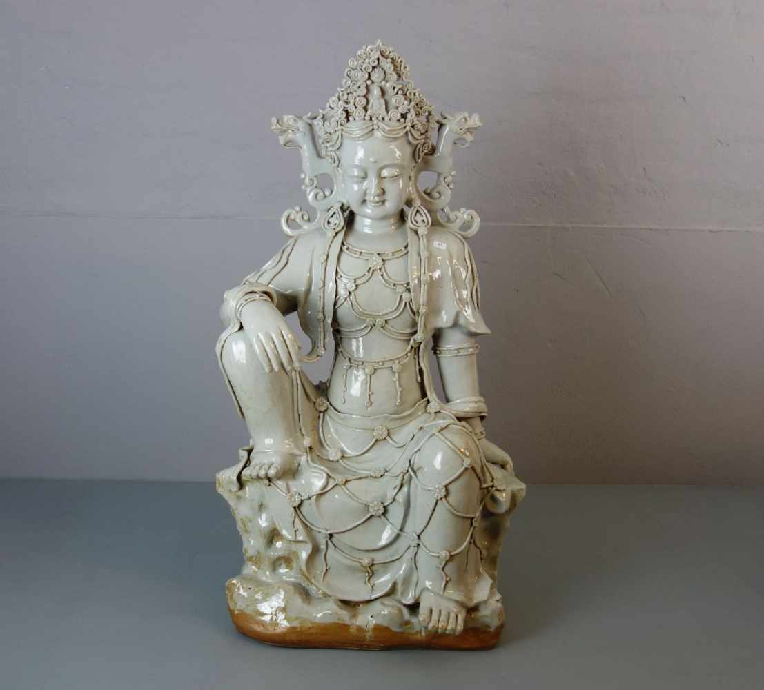 GUANYIN / WASSER-MOND-GUANYIN, heller Scherben, weiß glasiert in der Art von Blanc de Chine, späte