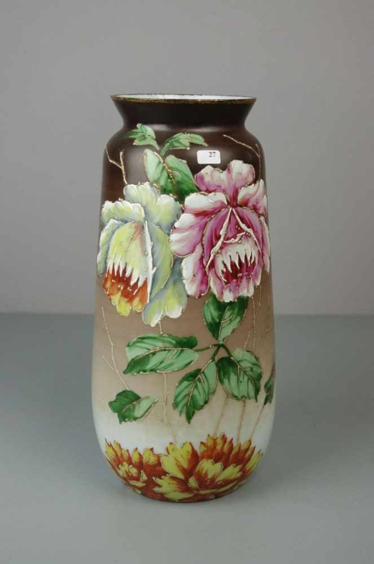 GROSSE BIEDERMEIER - VASE, Opalinglas mit Kaltmalerei, um 1840. Leicht aufgewölbter Rundstand, unten