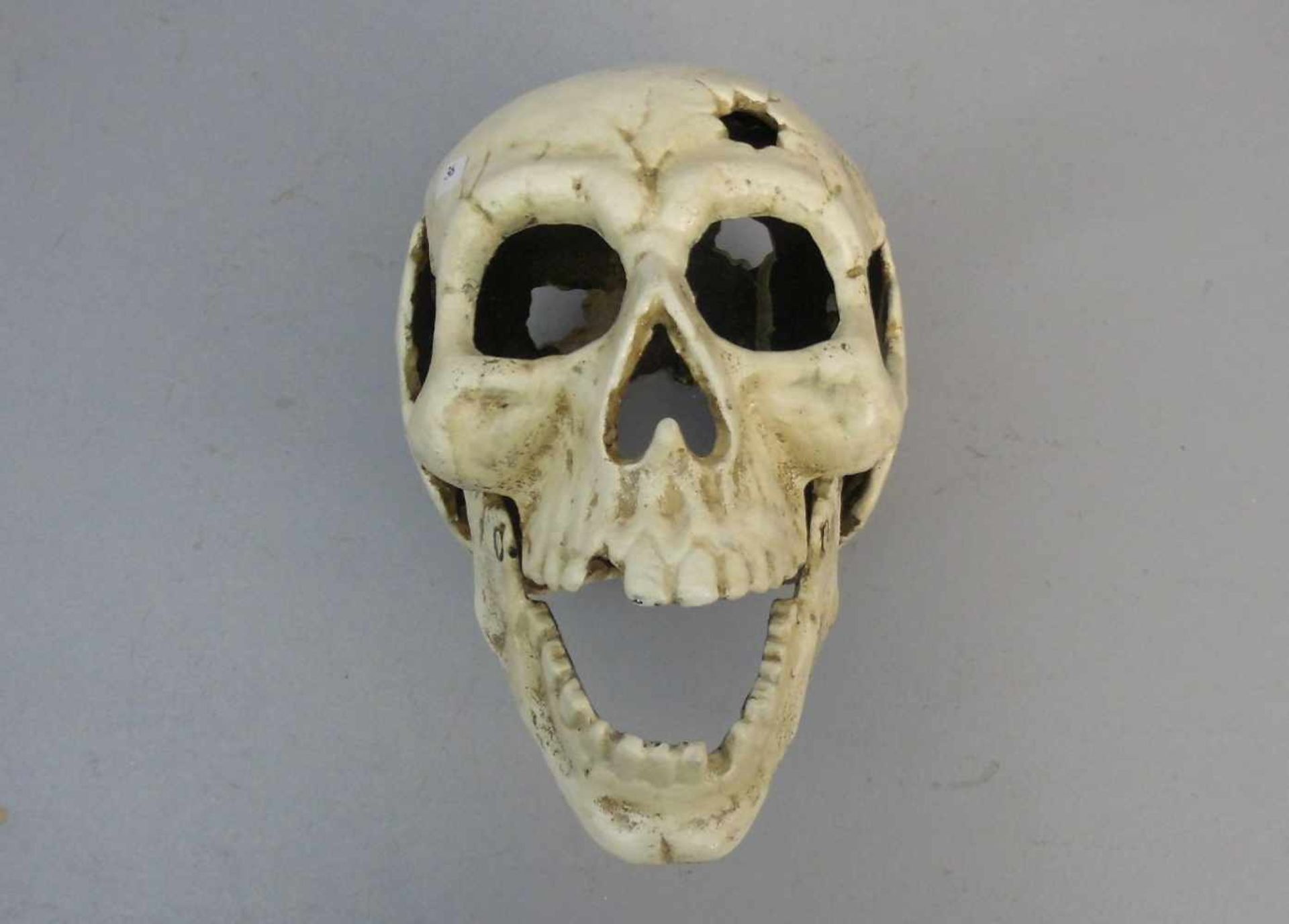 SCHÄDEL / MEMENTO MORI / skull, 20. Jh., Eisen, in leichter Stilisierung naturalistisch gearbeitet - Image 6 of 6