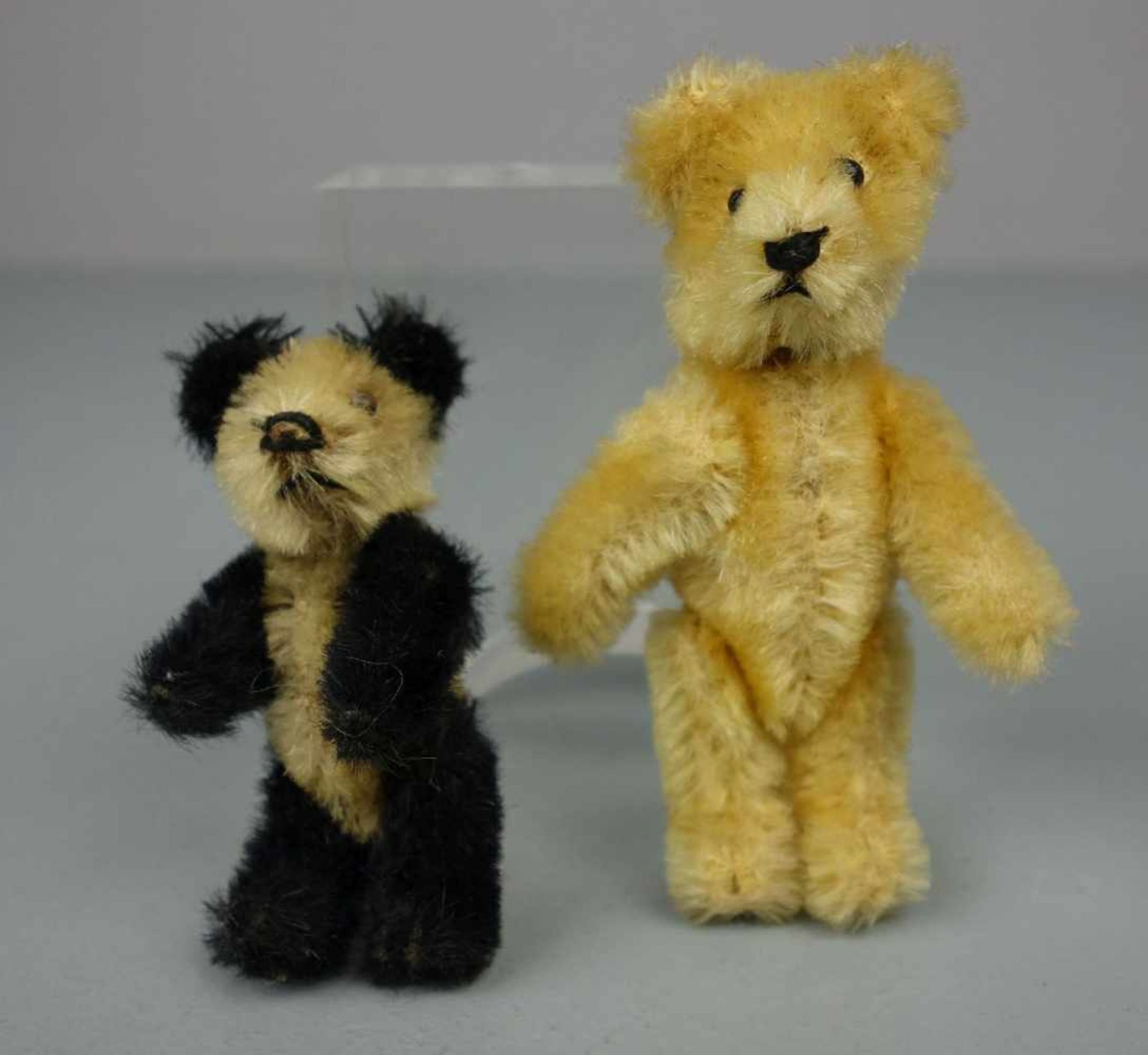 KONVOLUT MINIATUR PLÜSCHFIGUREN: 5 TEDDYBÄREN UND 1 LÖWE / lion and teddy bears, Mitte 20. Jh.; - Image 5 of 8