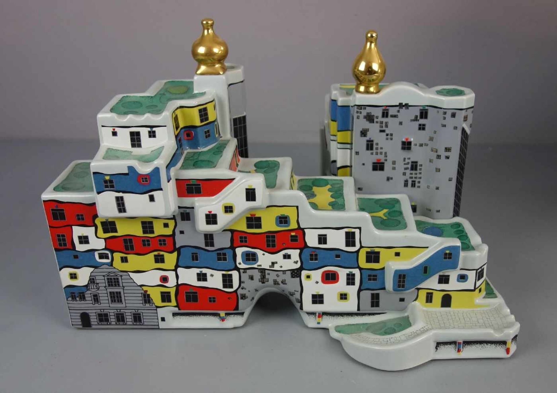 PORZELLANOBJEKT: DAS HUNDERTWASSERHAUS - KUNSTHAUS WIEN, 1983 - 85 - 91, Porzellan, zweiteilig,