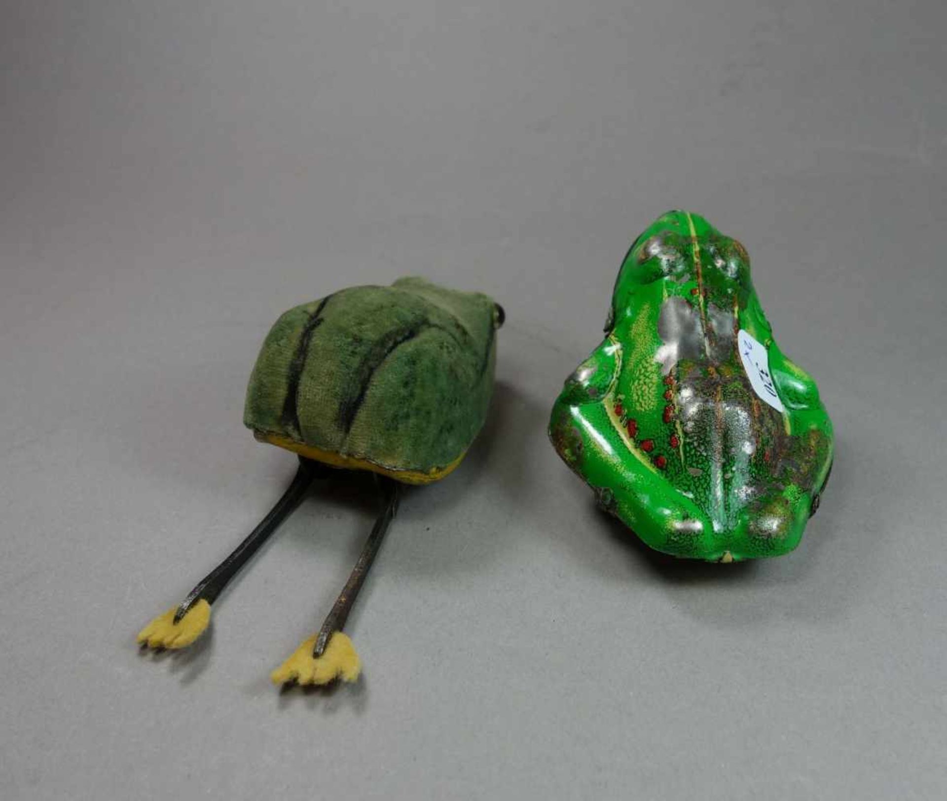 2 BLECHSPIELZEUGE / BLECHSPIELZEUG-FIGUREN: FRÖSCHE / two tin toy frogs, Mitte 20. Jh.; 1) Frosch, - Bild 4 aus 6