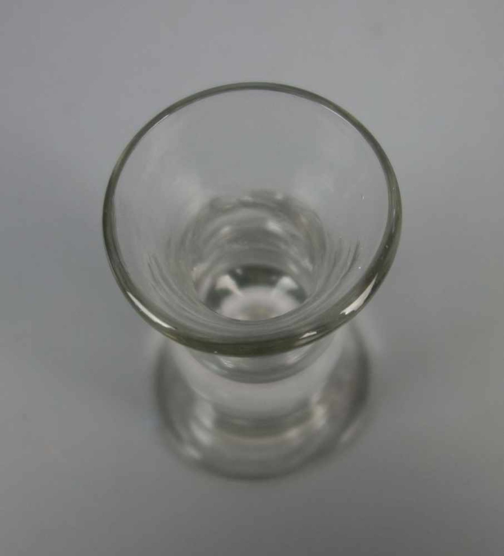 GROSSES SCHNAPSGLAS, sog. KUTSCHERGLAS oder Fuhrmannspinnchen, 19. Jh., Klarglas mit Schlieren, - Bild 3 aus 3