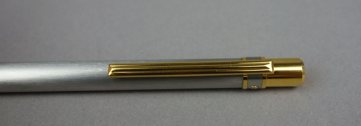 SCHREIBGERÄT: CARTIER KUGELSCHREIBER - "SANTOS" / ballpen, gebürstetes Metall, partiell vergoldet, - Bild 3 aus 5